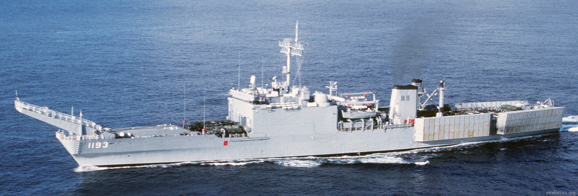 l-52 hmas manoora amphibious landing platform lpa royal australian navy uss fairfax county lst 1193