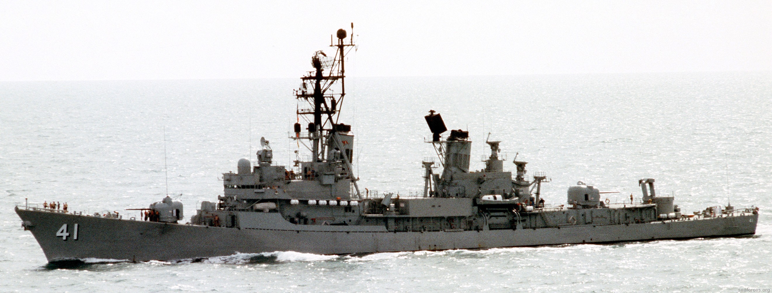 hmas brisbane ddg-41 perth class guided missile destroyer royal australian navy 02
