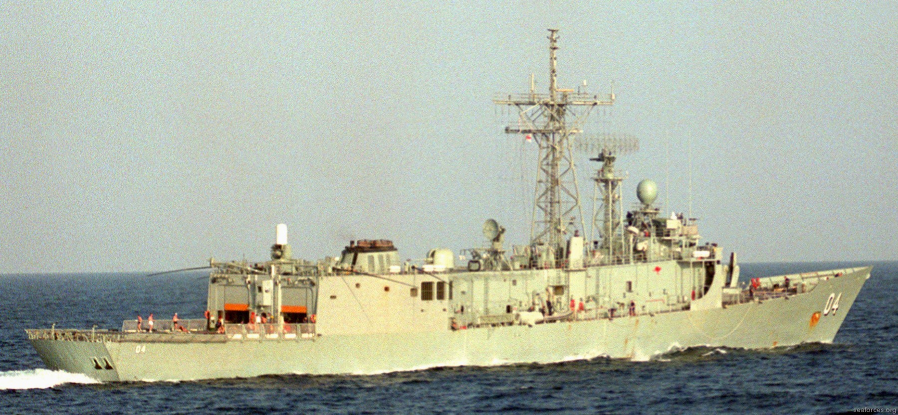 ffg-04 hmas darwin adelaide class frigate royal australian navy 1987 04