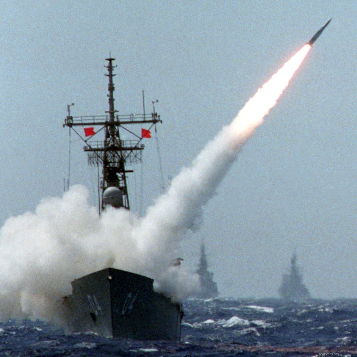 ffg-04 hmas darwin rim-24 tartar sam missile mk-13 launcher 1986 22
