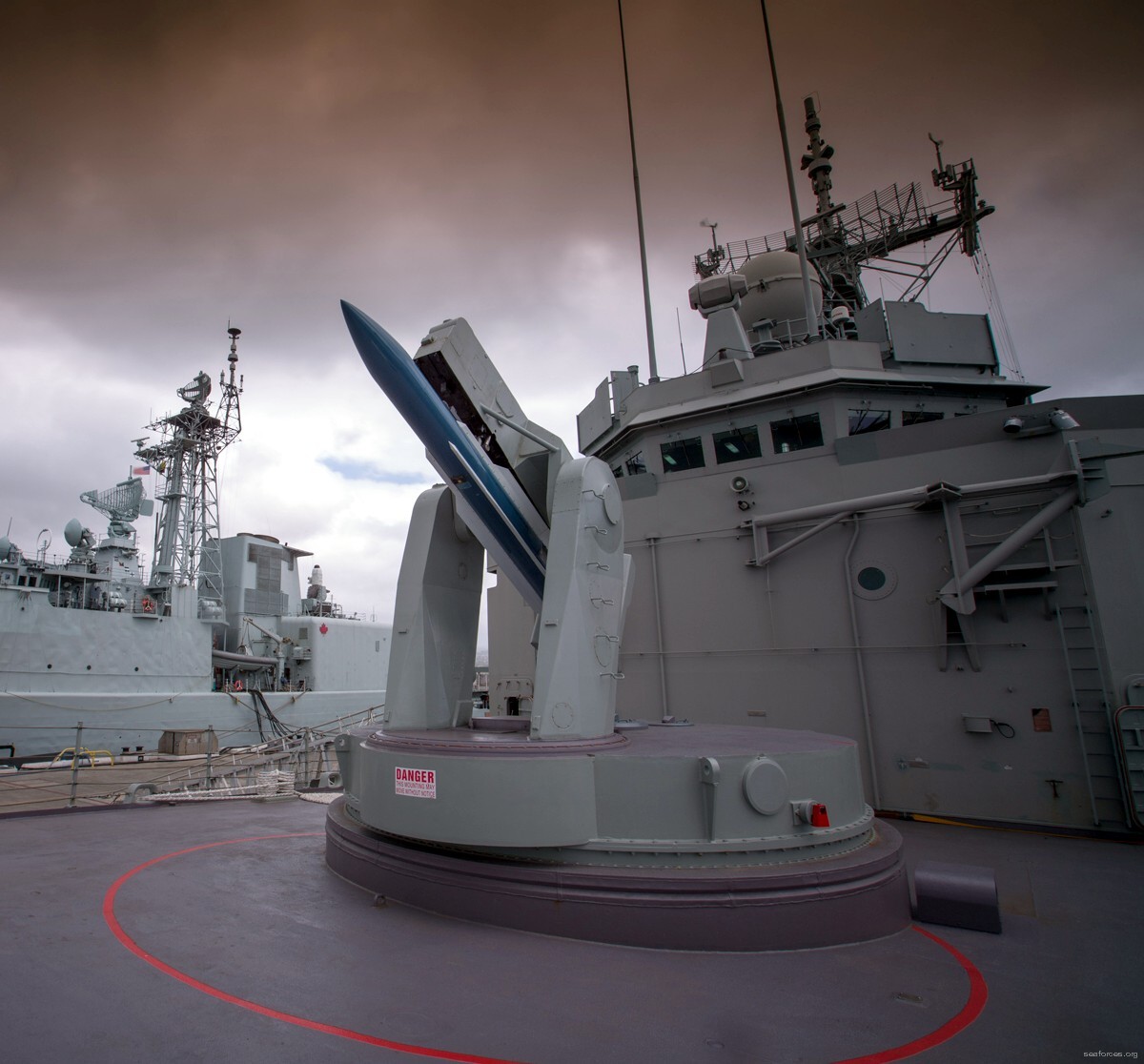 ffg-04 hmas darwin adelaide class frigate royal australian navy 2012 37 mk-13 missile launcher