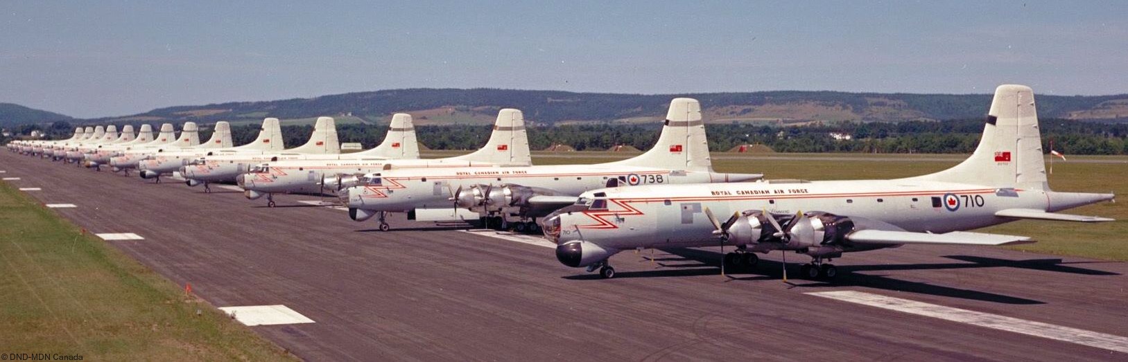 canadair cp-107 argus maritime patrol aircraft royal canadian navy air force armed forces rcaf 02