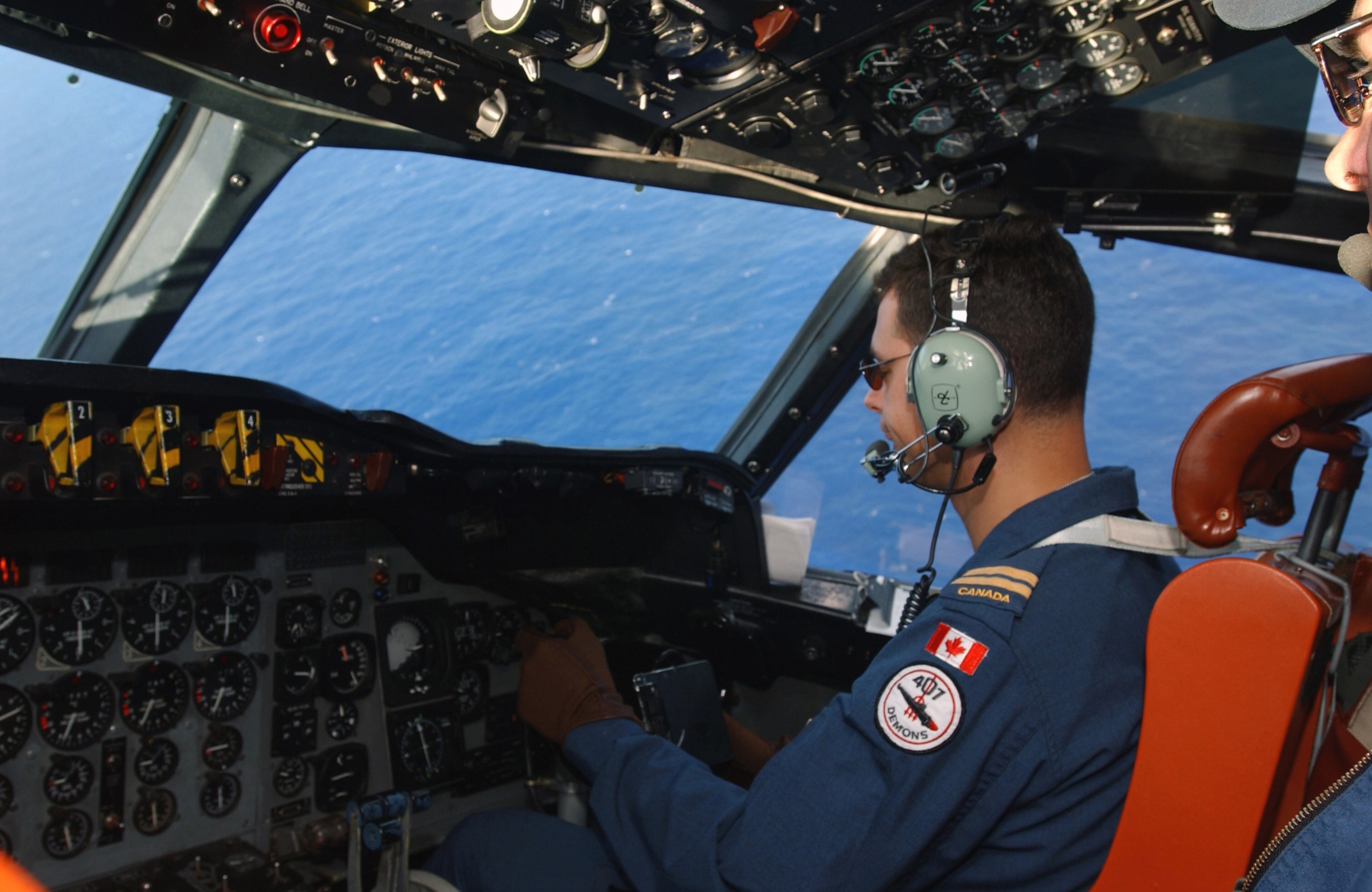 lockheed cp-140 aurora long range patrol maritime aircraft royal canadian navy air force rcaf orion 06 cockpit view