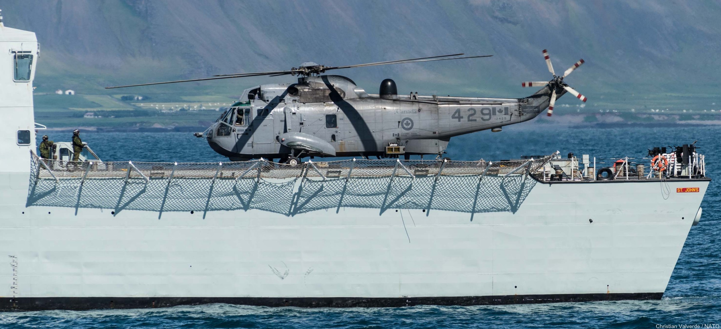 ch-124 sea king royal canadian navy sikorsky naval helicopter rcaf hmcs squadron 23 halifax class frigate