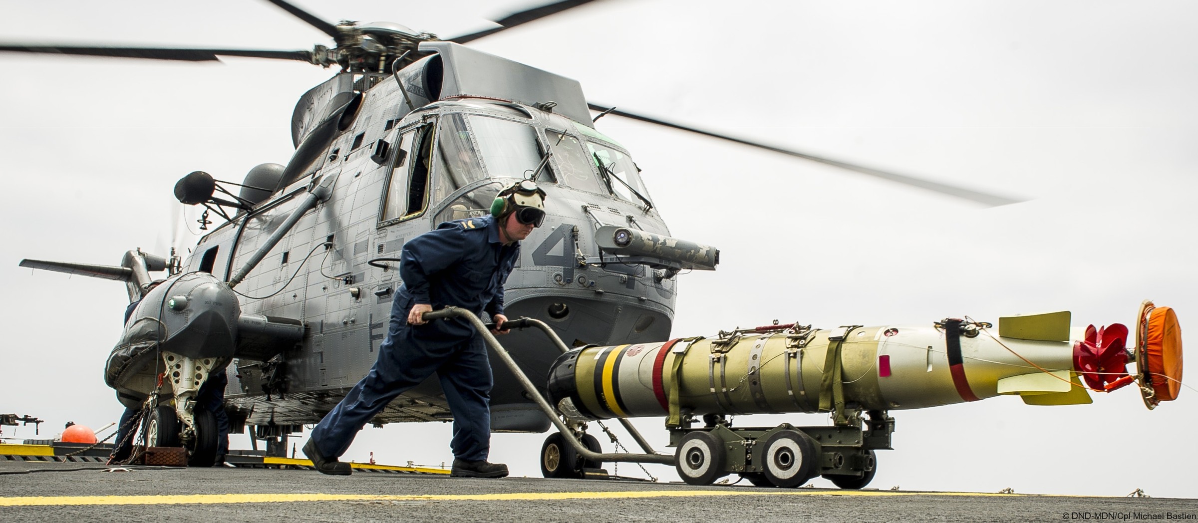 ch-124 sea king royal canadian navy sikorsky naval helicopter rcaf hmcs squadron 30 mk.46 anti submarine torpedo