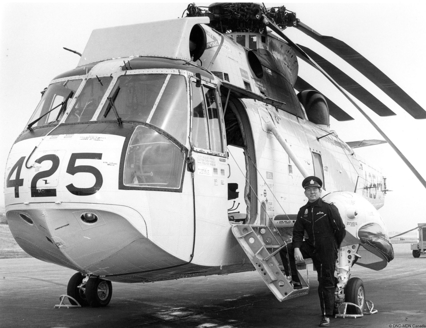 ch-124 sea king royal canadian navy sikorsky naval helicopter rcaf hmcs squadron 45