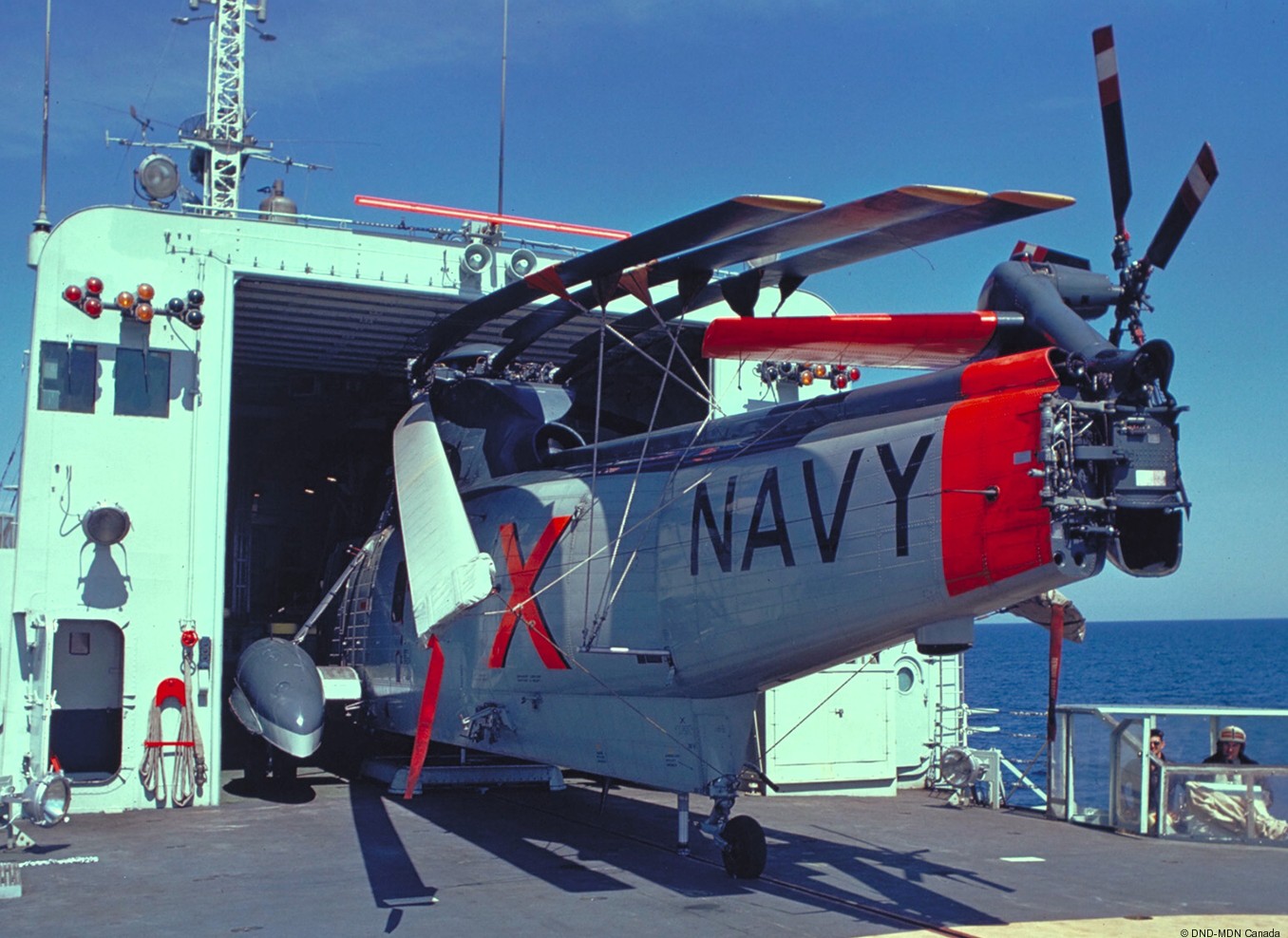ch-124 sea king royal canadian navy sikorsky naval helicopter rcaf hmcs squadron 65