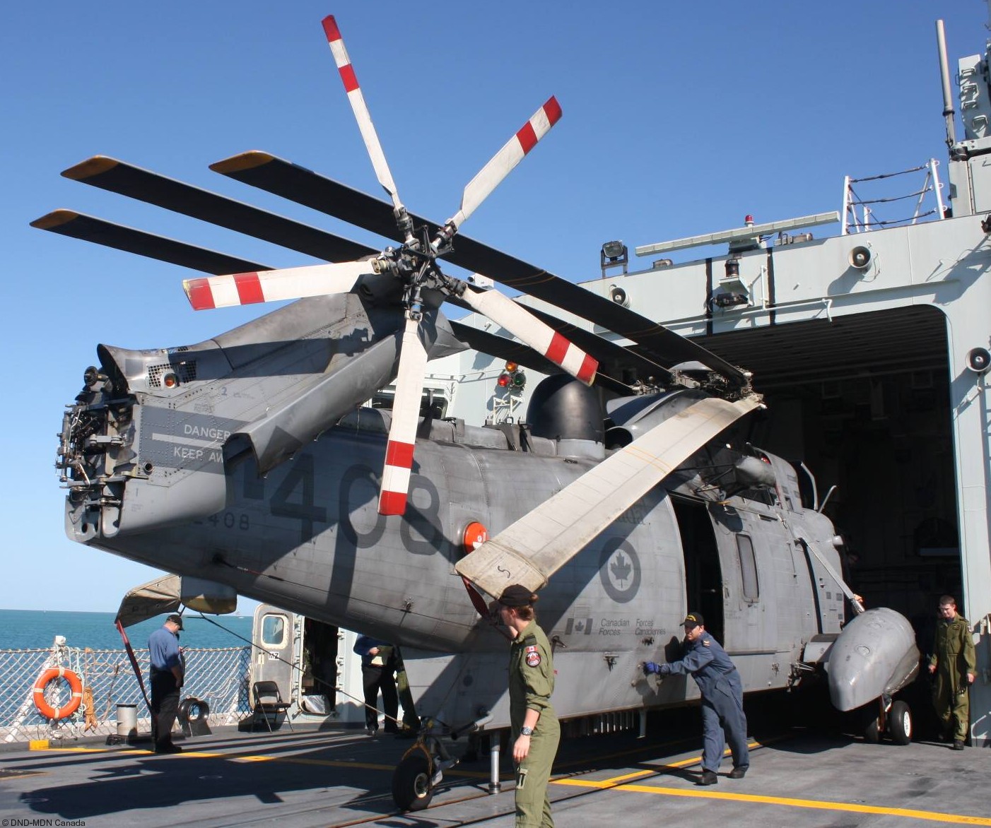 ch-124 sea king royal canadian navy sikorsky naval helicopter rcaf hmcs squadron 74