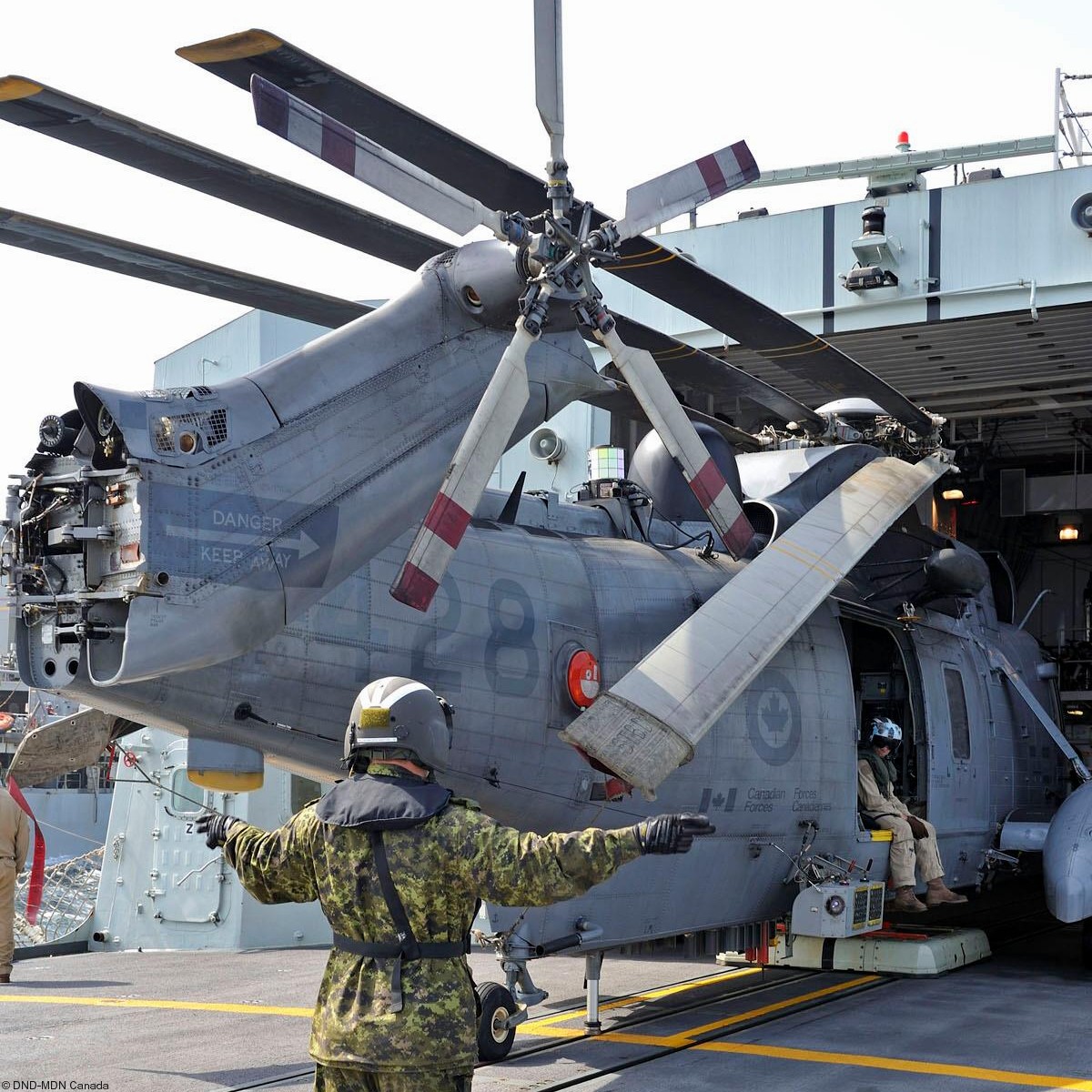 ch-124 sea king royal canadian navy sikorsky naval helicopter rcaf hmcs squadron 75