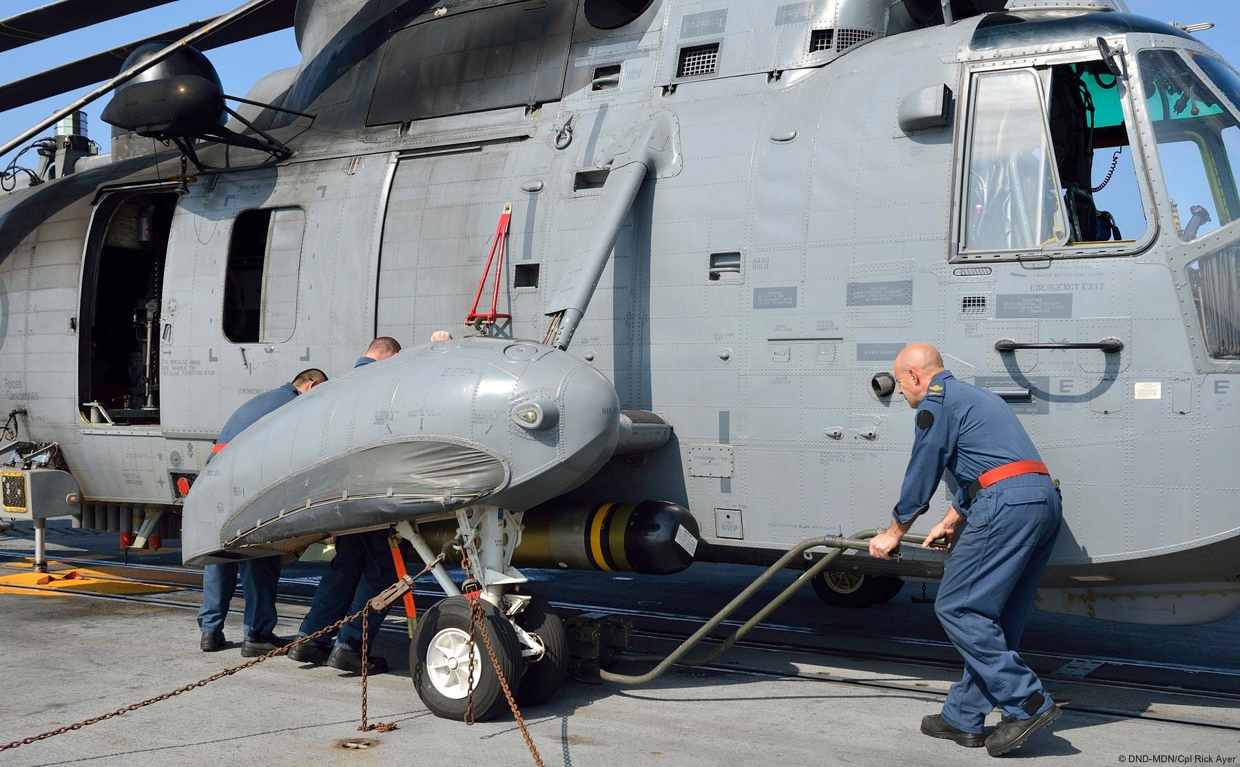 ch-124 sea king royal canadian navy sikorsky naval helicopter rcaf hmcs squadron 77