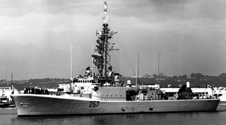 dde 257 hmcs restigouche destroyer escort royal canadian navy marine royale canadienne