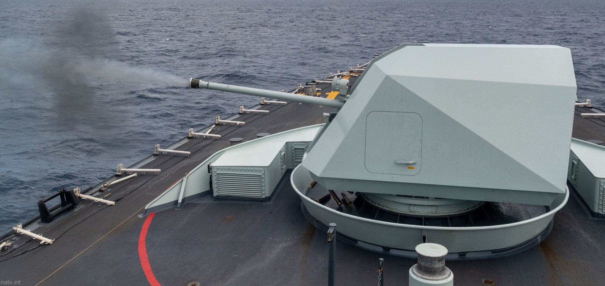 ffh-330 hmcs halifax class helicopter patrol frigate royal canadian navy rcn ncsm marine royale canadienne 12 bofors mk.2 57mm gun fire