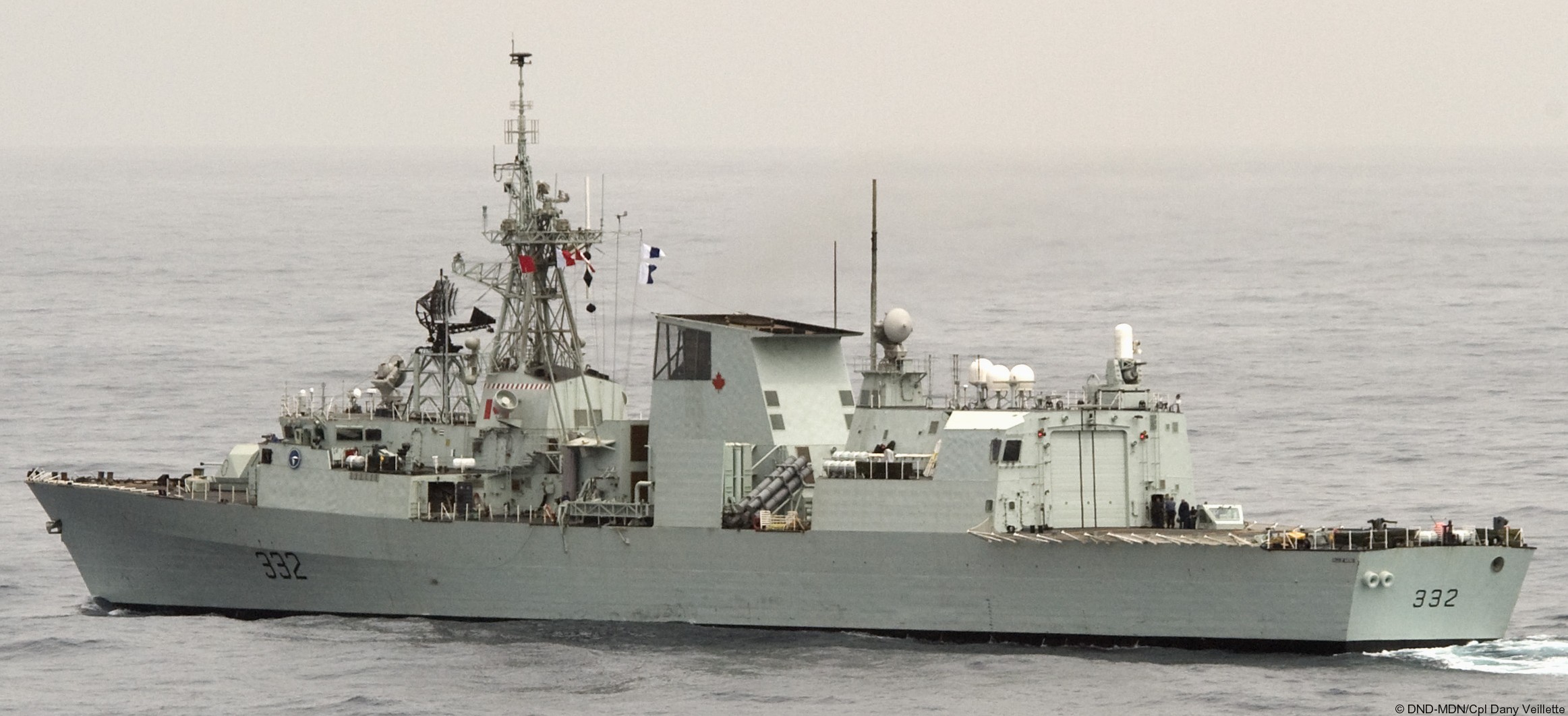 ffh-332 hmcs ville de quebec halifax class helicopter patrol frigate ncsm royal canadian navy 33