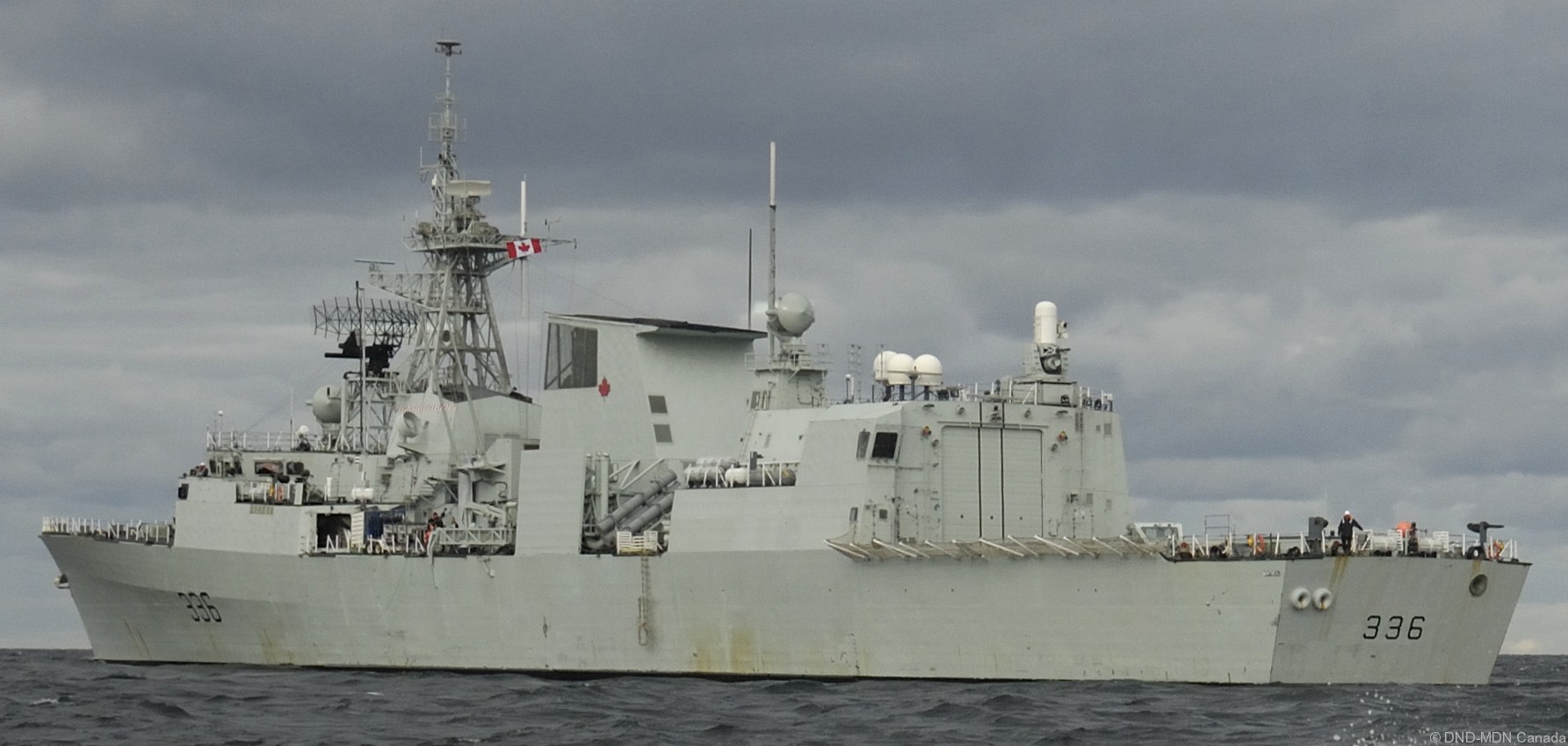 ffh-336 hmcs montreal halifax class helicopter patrol frigate ncsm royal canadian navy 49