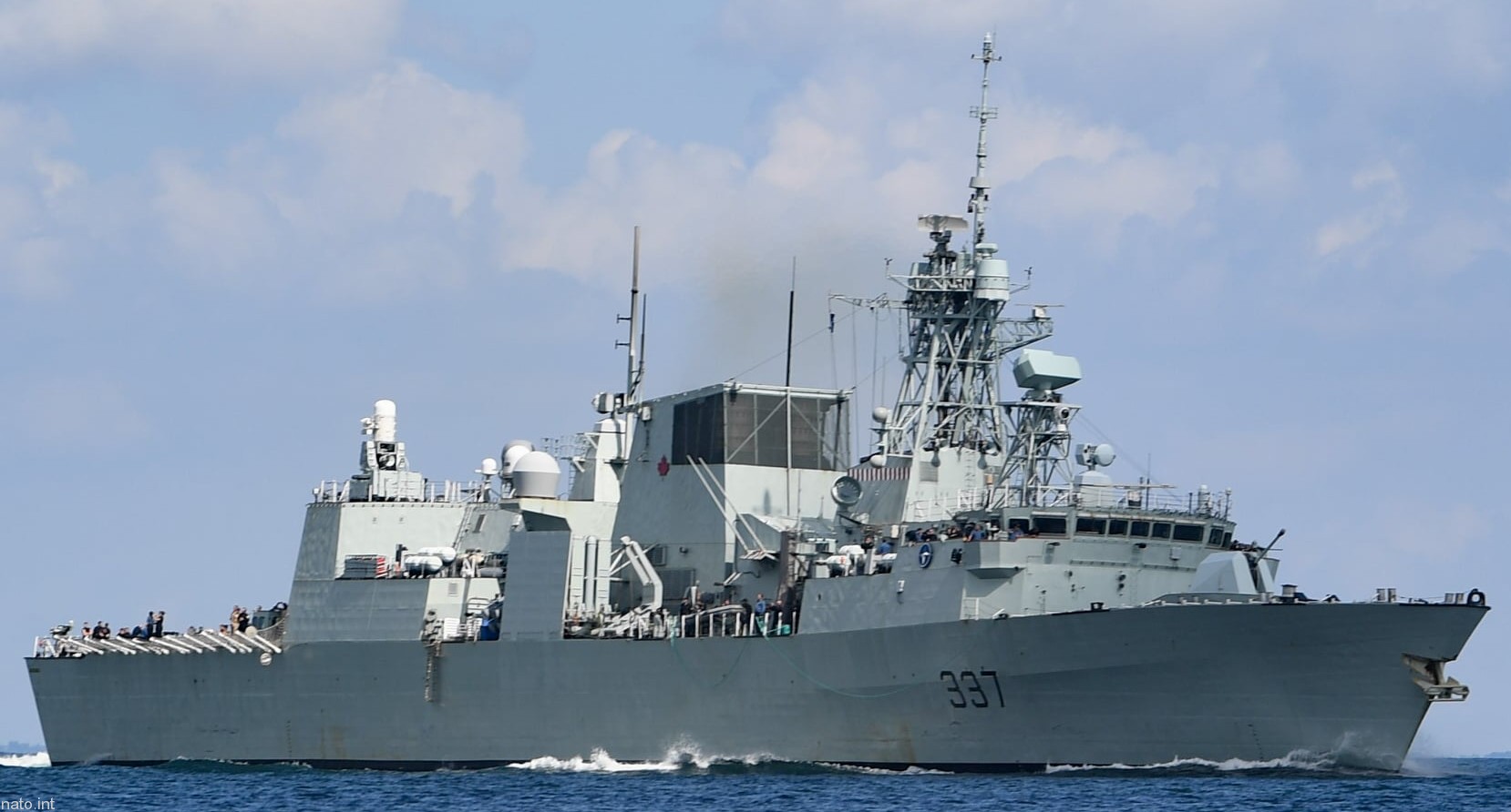 ffh-337 hmcs fredericton halifax class helicopter patrol frigate ncsm royal canadian navy 02x