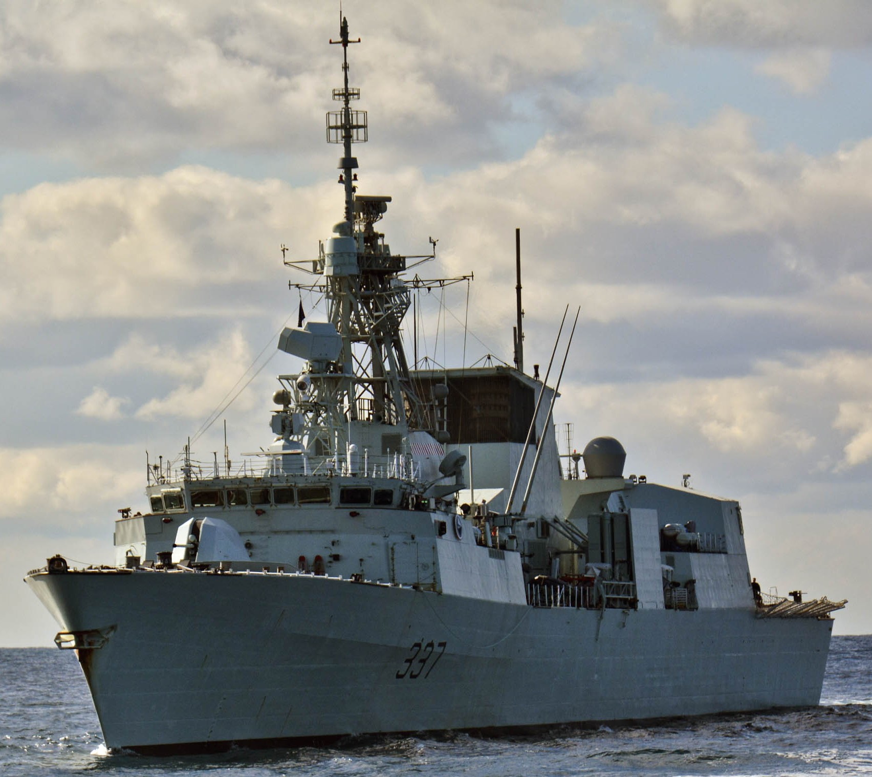 ffh-337 hmcs fredericton halifax class helicopter patrol frigate ncsm royal canadian navy 05