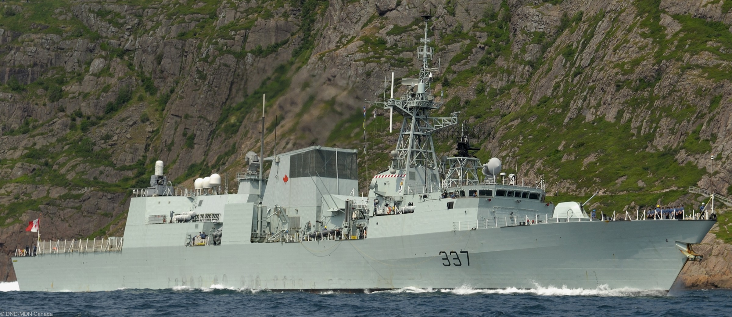 ffh-337 hmcs fredericton halifax class helicopter patrol frigate ncsm royal canadian navy 41