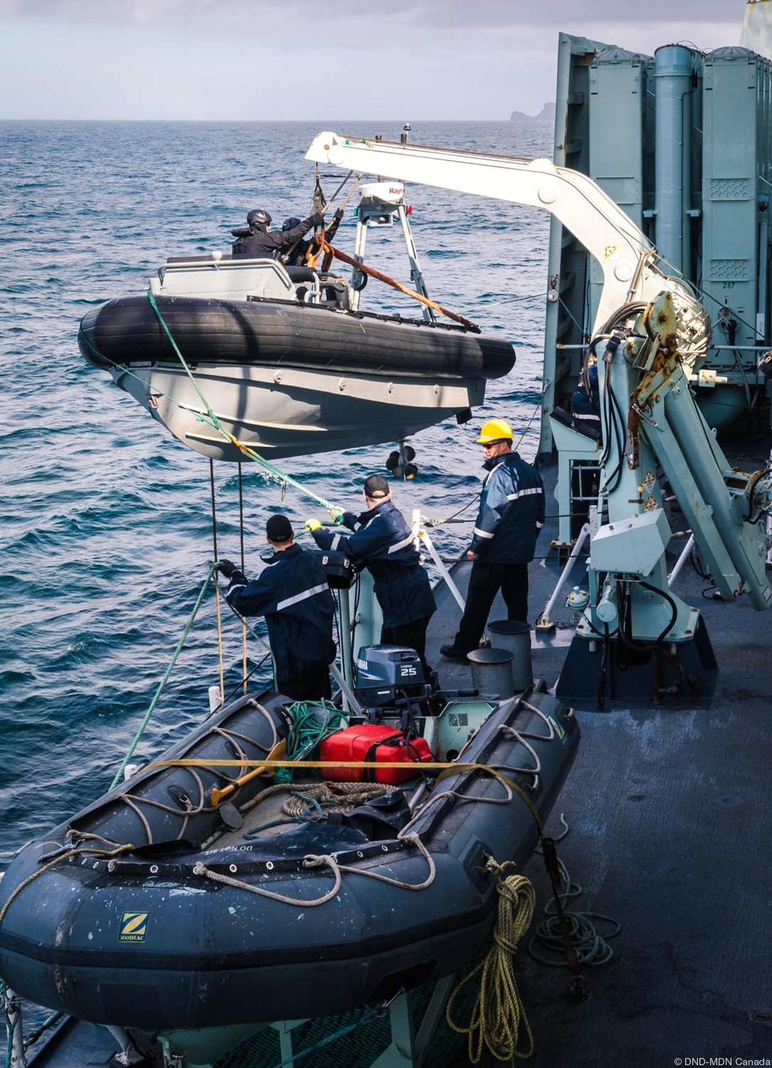 ffh-340 hmcs st. john's halifax class helicopter patrol frigate ncsm royal canadian navy 07 small boat rhib zodiac