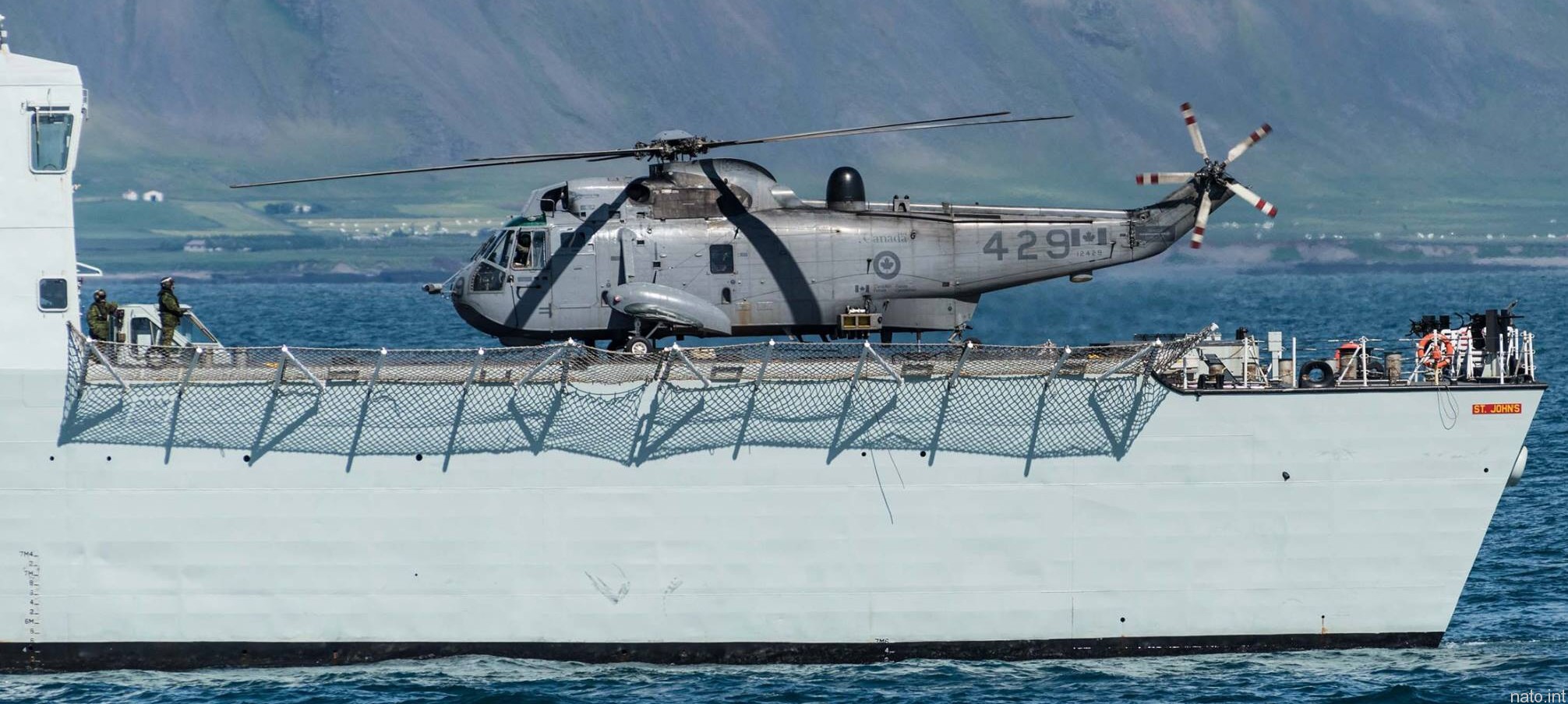 ffh-340 hmcs st. john's halifax class helicopter patrol frigate ncsm royal canadian navy 27 ch-124 sea king