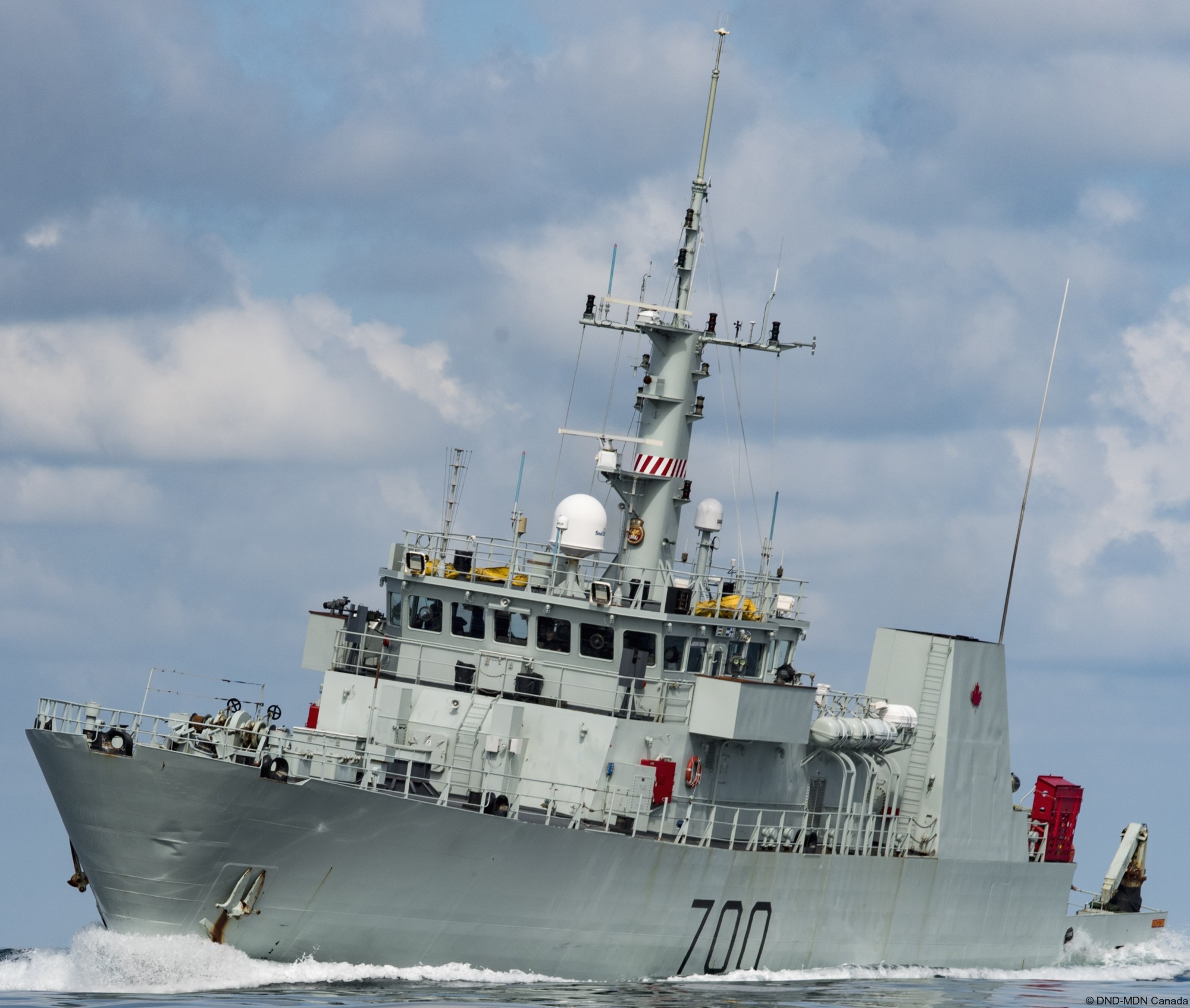 mm-700 hmcs kingston ncsm maritime coastal defence vessel mcdv royal canadian navy 10