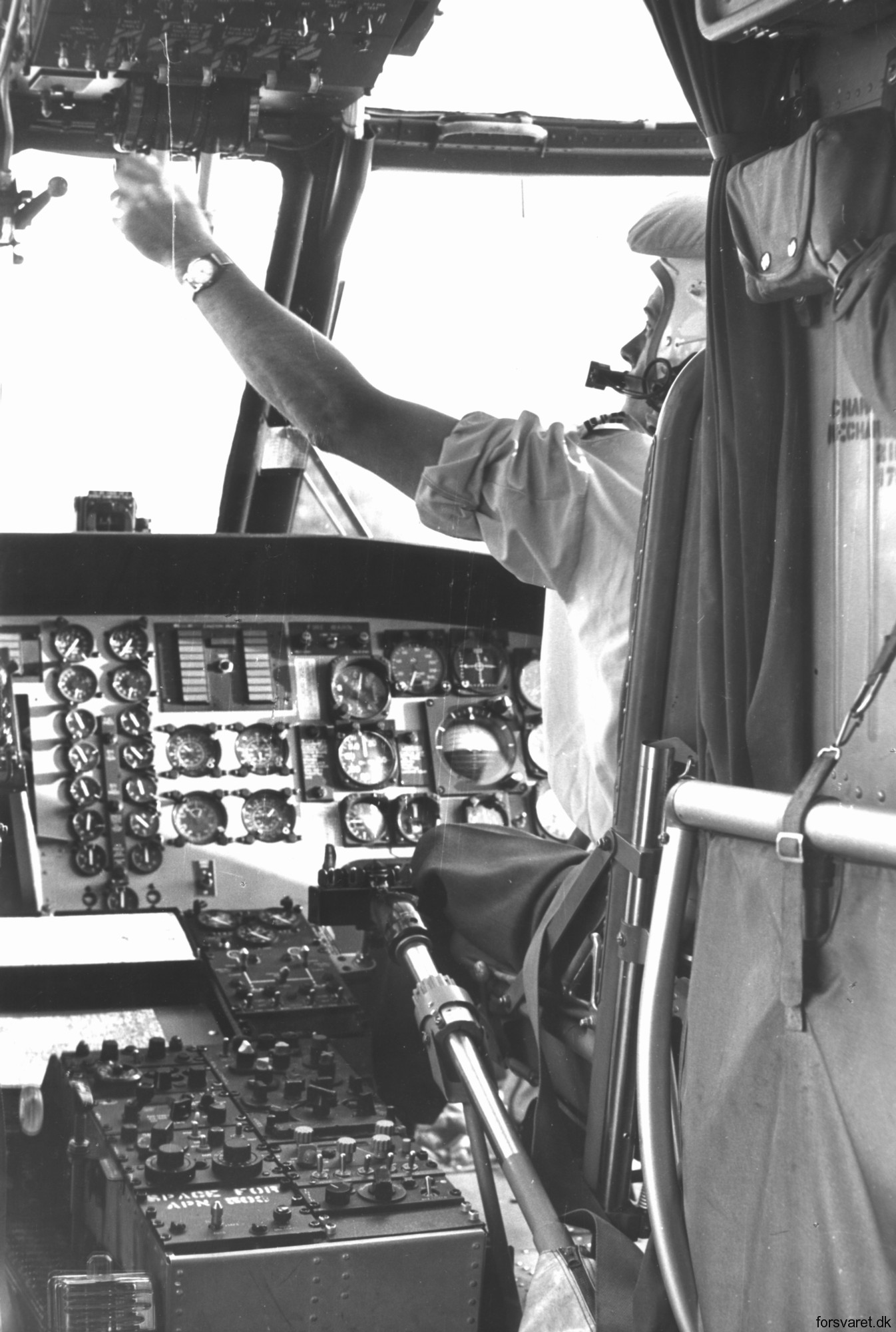 sikorsky s-61a sea king royal danish air force navy flyvevabnet eskadrille 722 squadron karup air base cockpit 02