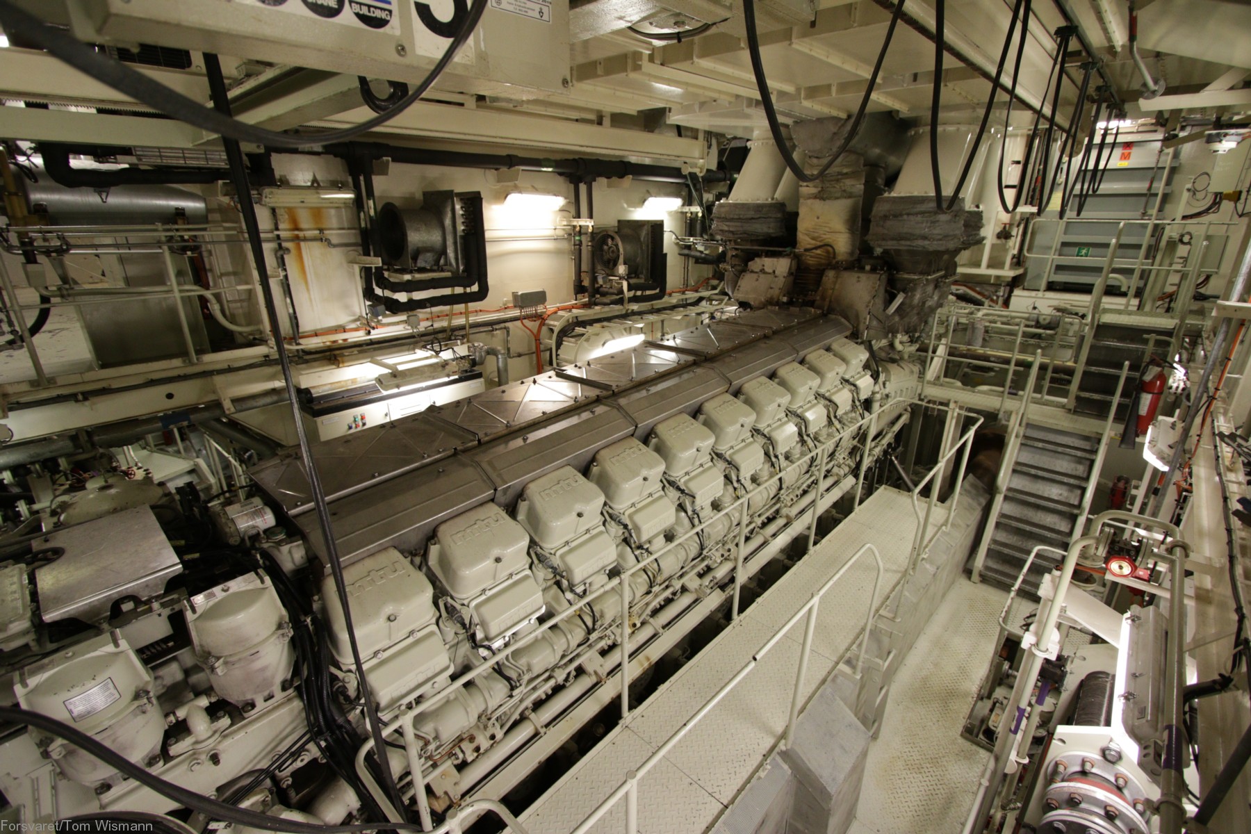 l-16 hdms absalon command support ship frigate f-341 royal danish navy 25 mtu diesel engine