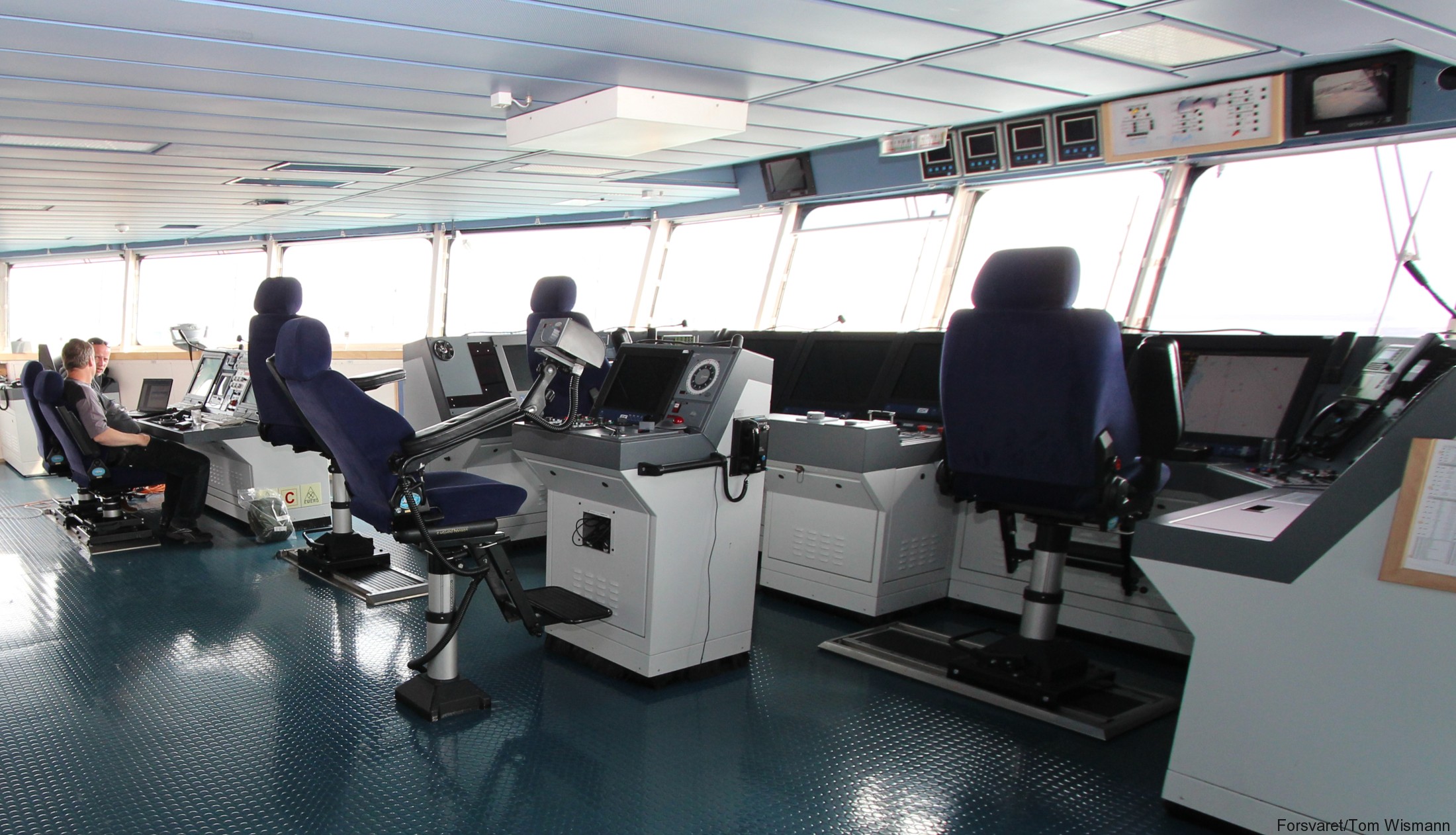 l-16 hdms absalon command support ship frigate f-341 royal danish navy 26 bridge helm steering