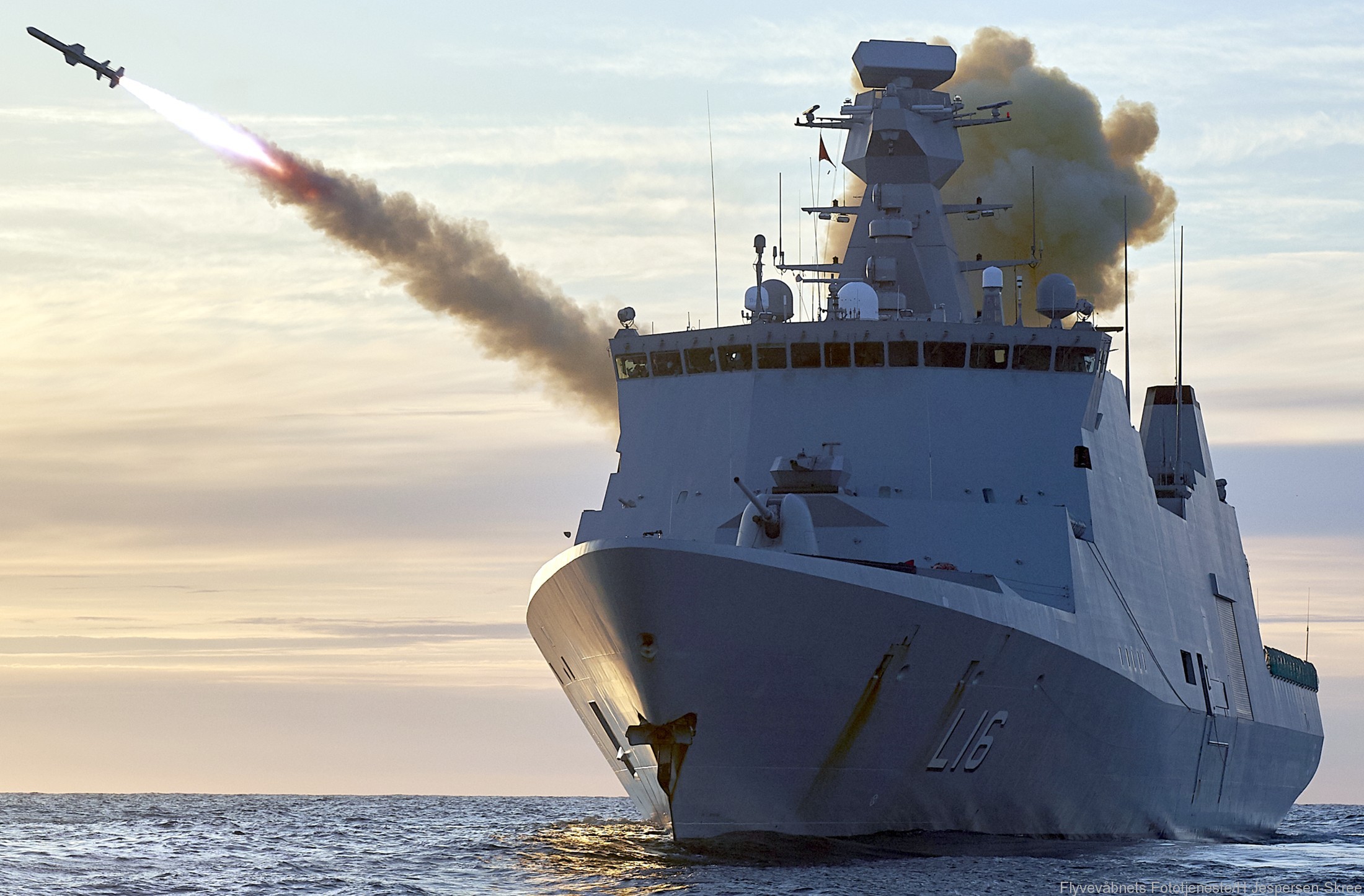 l-16 hdms absalon command support ship frigate f-341 royal danish navy 37 rgm-84 harpoon ssm launch