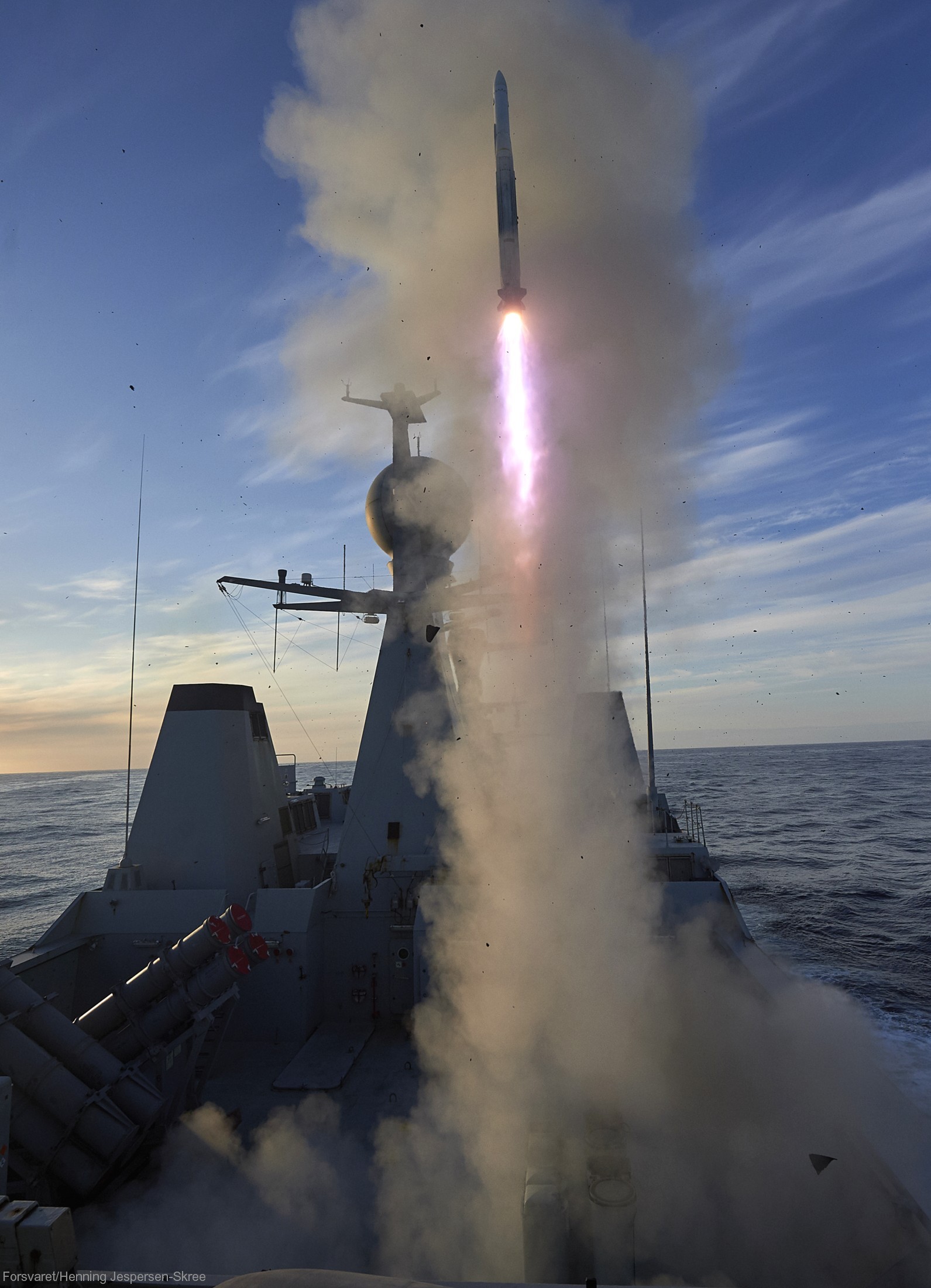l-16 hdms absalon command support ship frigate f-341 royal danish navy 38 rim-162 evolved sea sparrow missile sam essm
