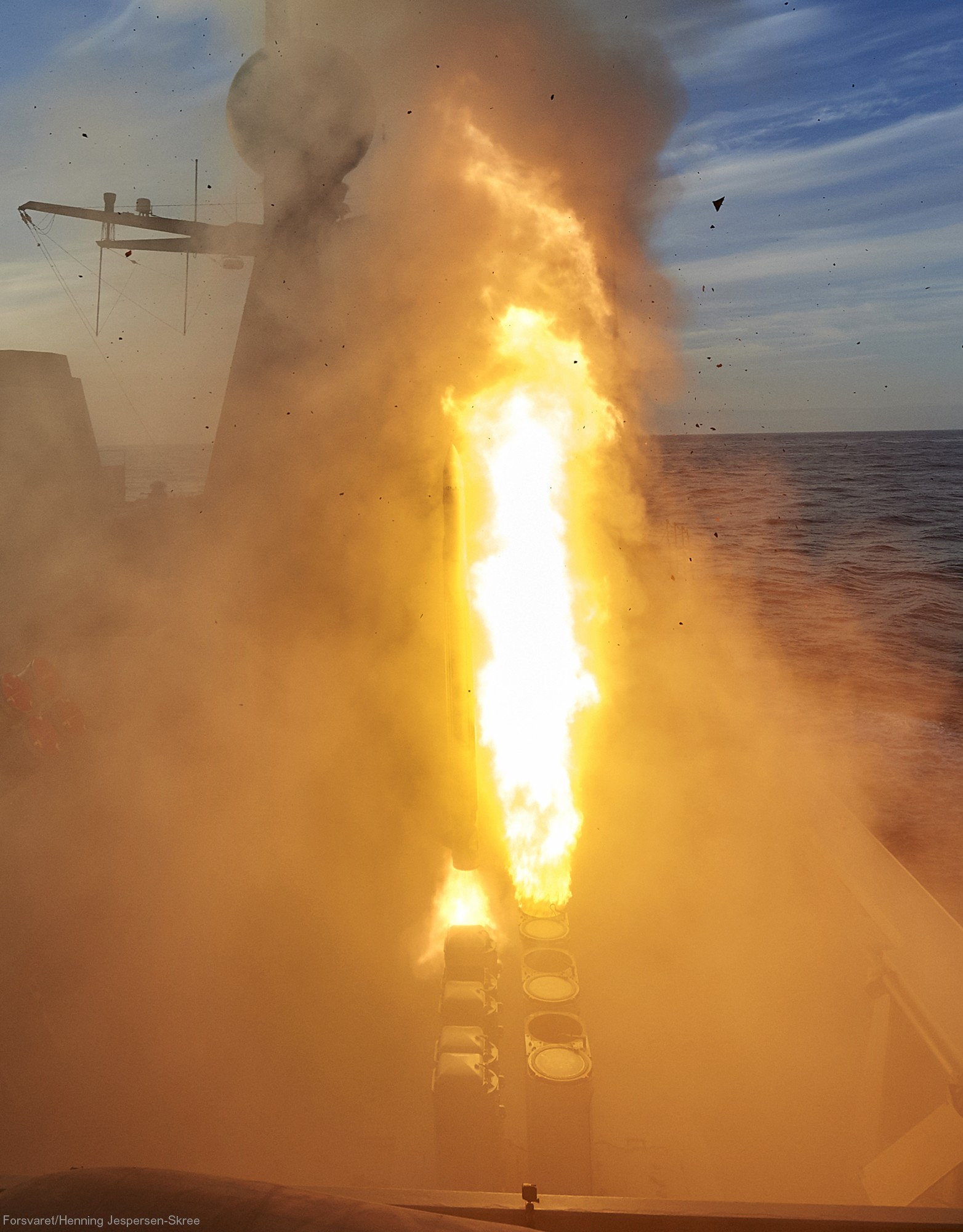 l-16 hdms absalon command support ship frigate f-341 royal danish navy 39 mk. 56 vertical launching system vls essm