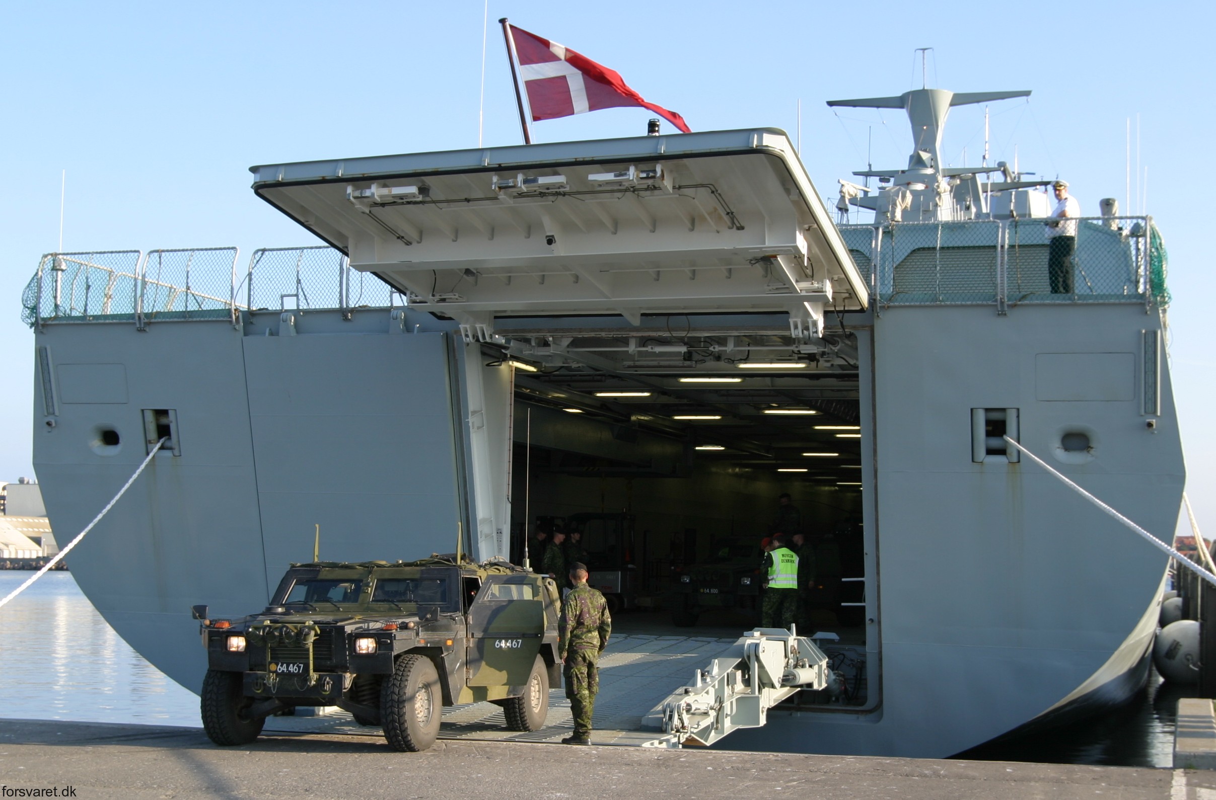 l-16 hdms absalon command support ship frigate royal danish navy 79 stern ramp amphibious
