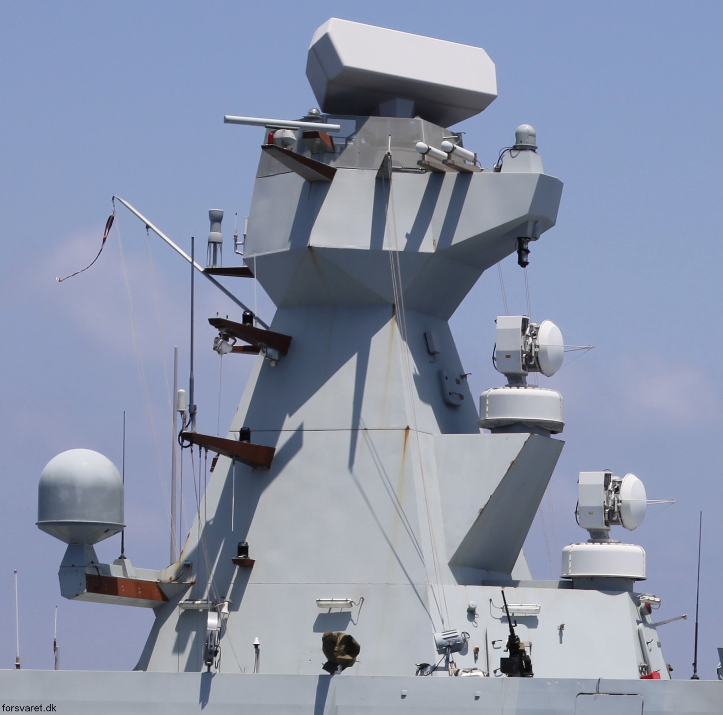 absalon class frigate command support ship royal danish navy 25x thales smart-s mk.2 radar saab ceros 200 fire control