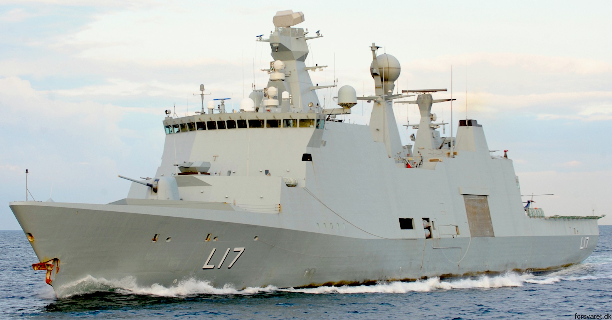 f-342 hdms esbern snare l-17 frigate command support ship royal danish navy 34