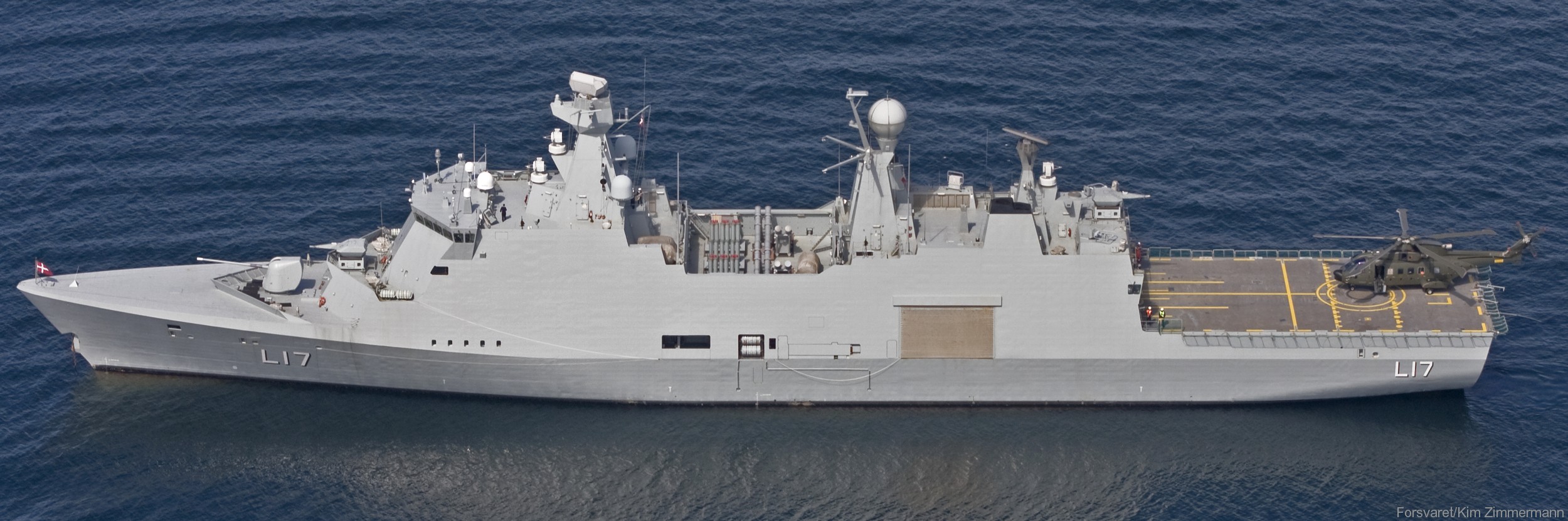 f-342 hdms esbern snare l-17 frigate command support ship royal danish navy 55
