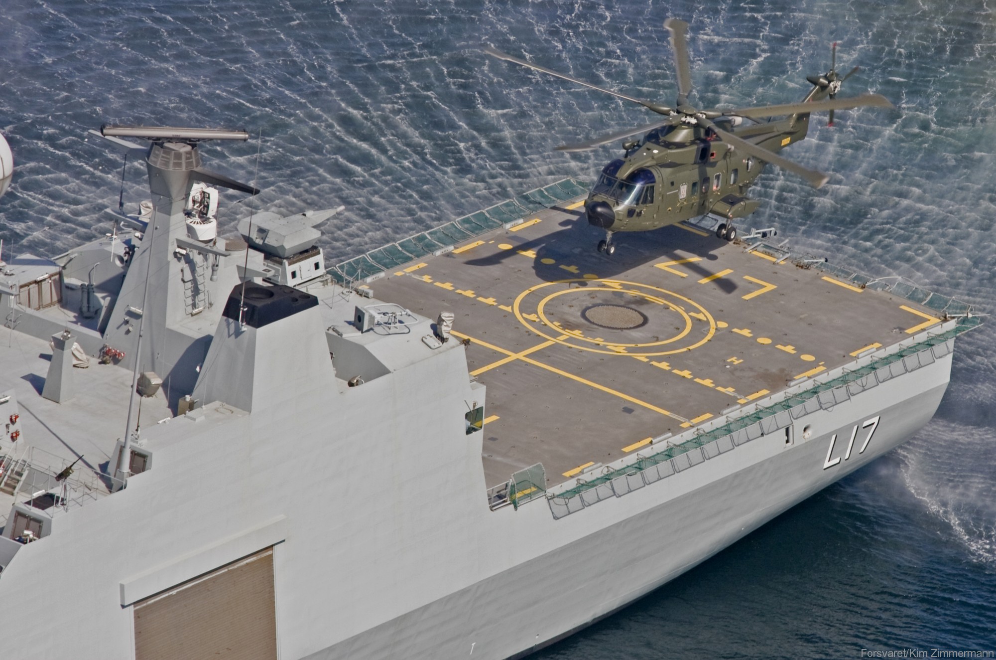 f-342 hdms esbern snare l-17 frigate command support ship royal danish navy 60 flight deck