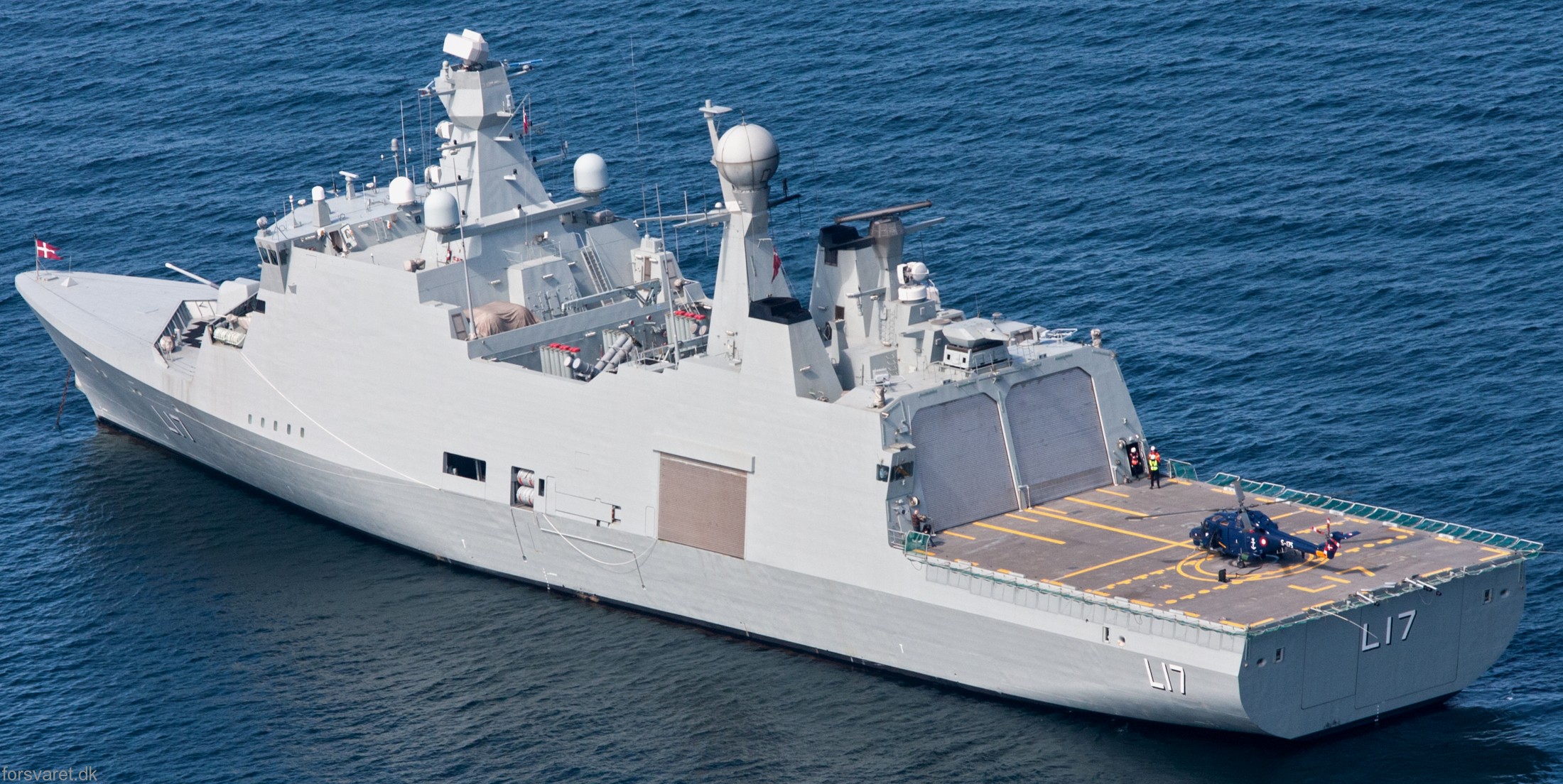 f-342 hdms esbern snare l-17 frigate command support ship royal danish navy 62