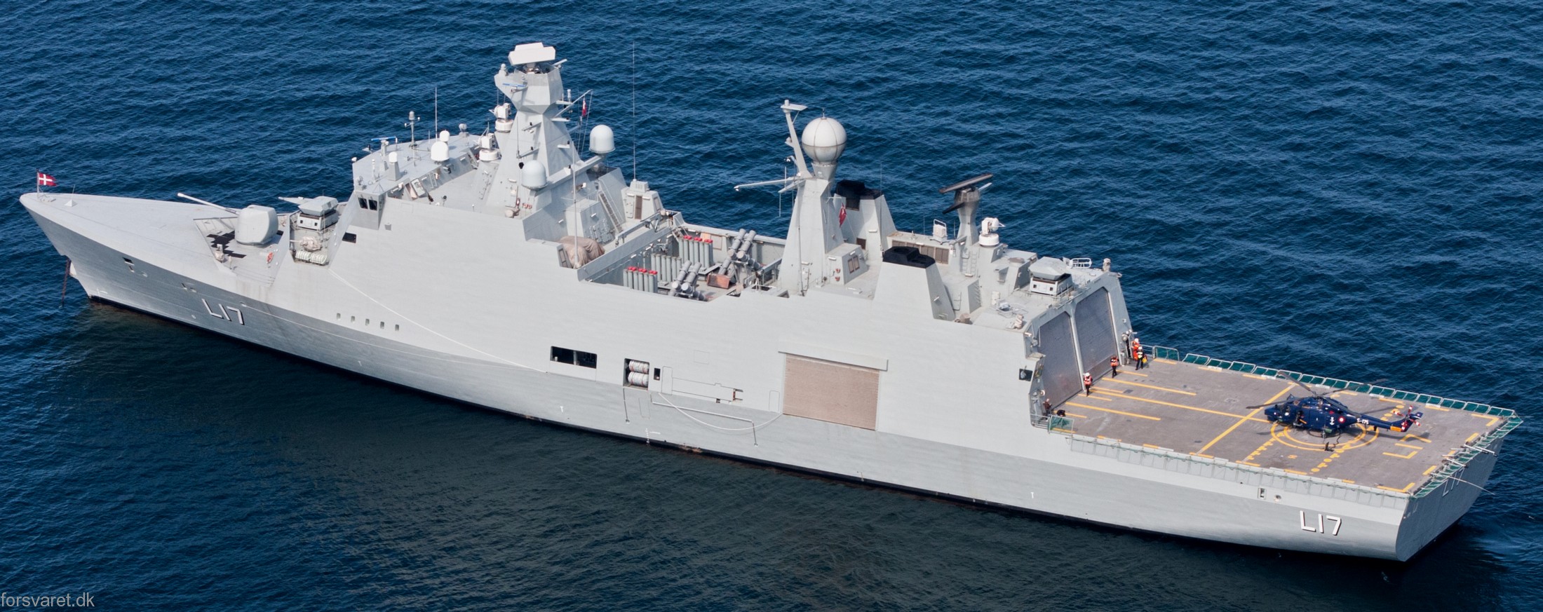 f-342 hdms esbern snare l-17 frigate command support ship royal danish navy 63 westland lynx helicopter
