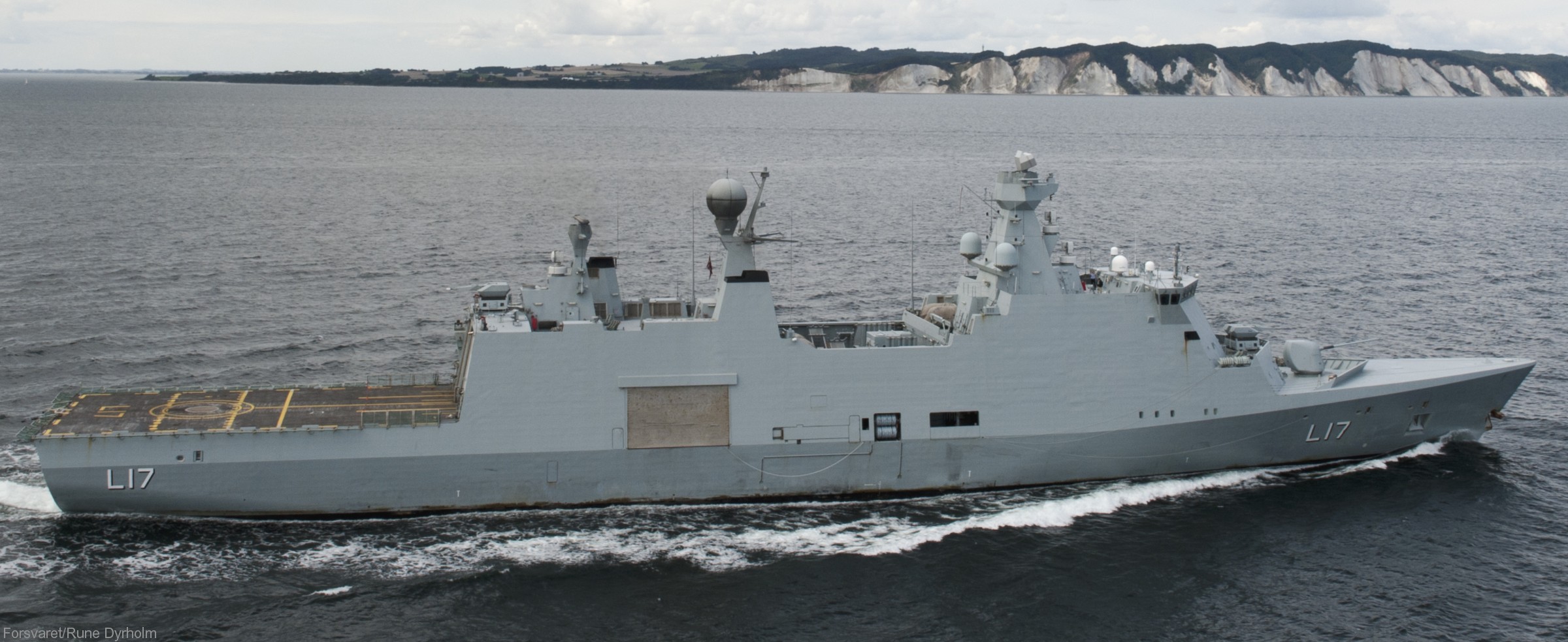 f-342 hdms esbern snare l-17 frigate command support ship royal danish navy 67