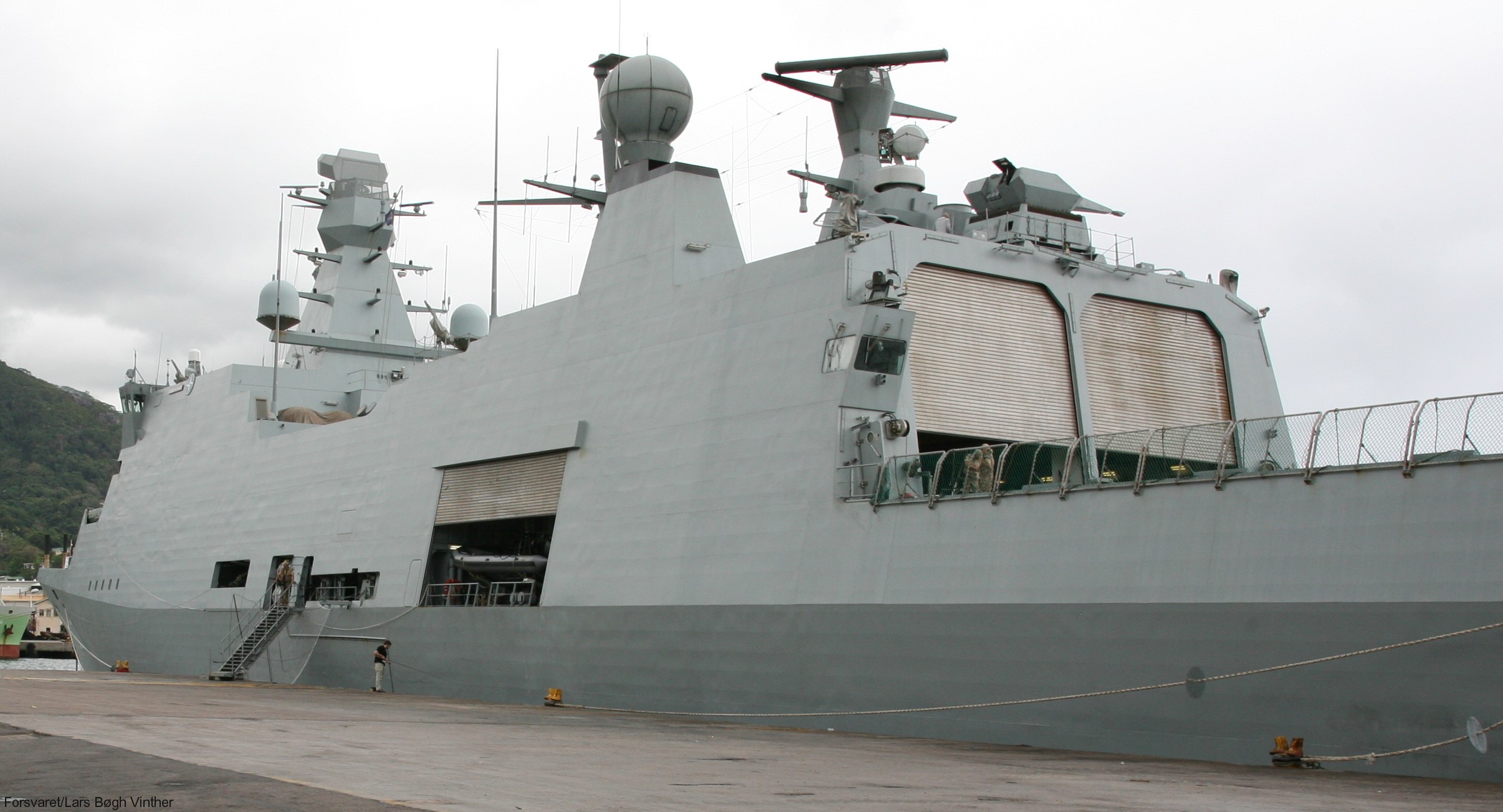 f-342 hdms esbern snare l-17 frigate command support ship royal danish navy 72