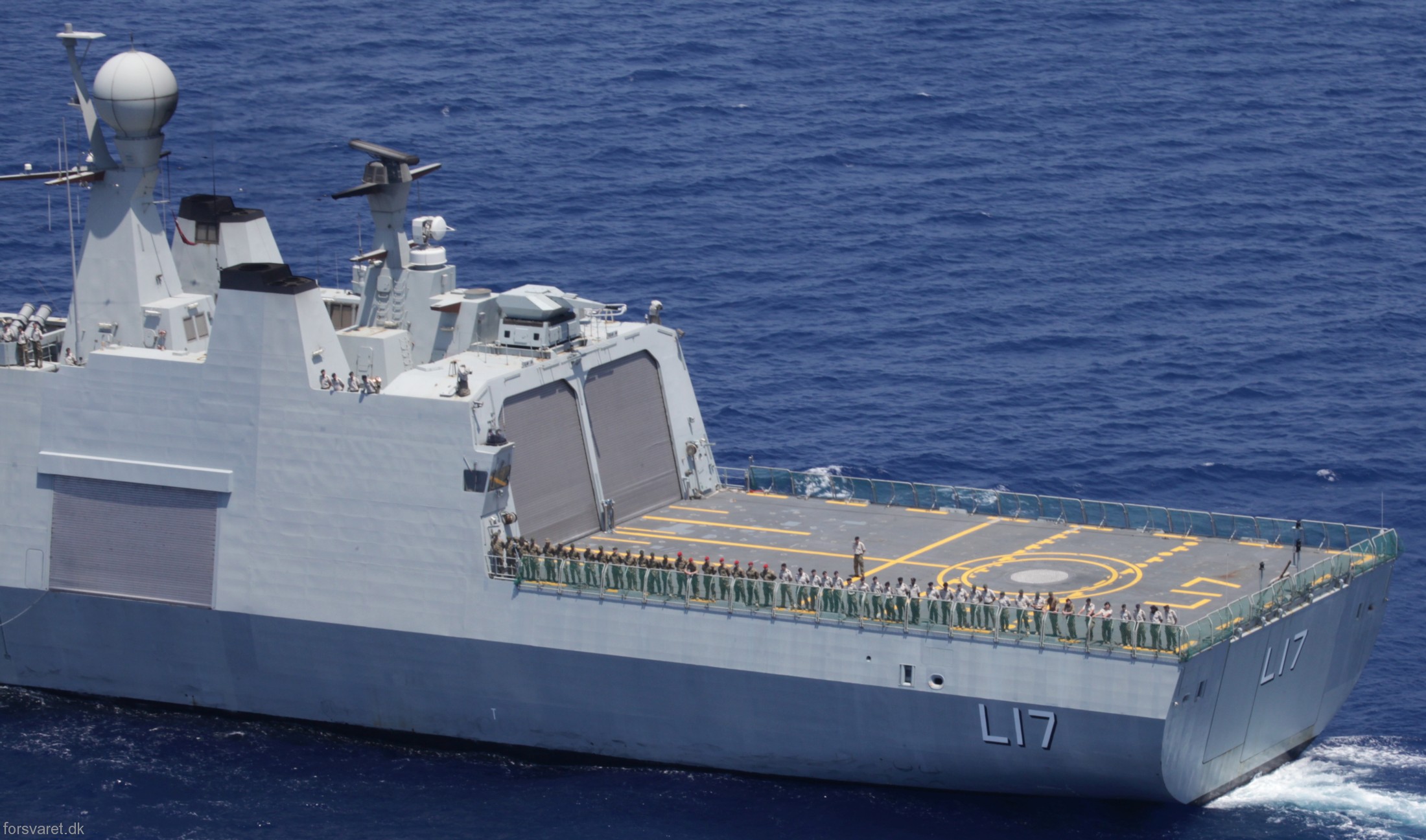 f-342 hdms esbern snare l-17 frigate command support ship royal danish navy 75