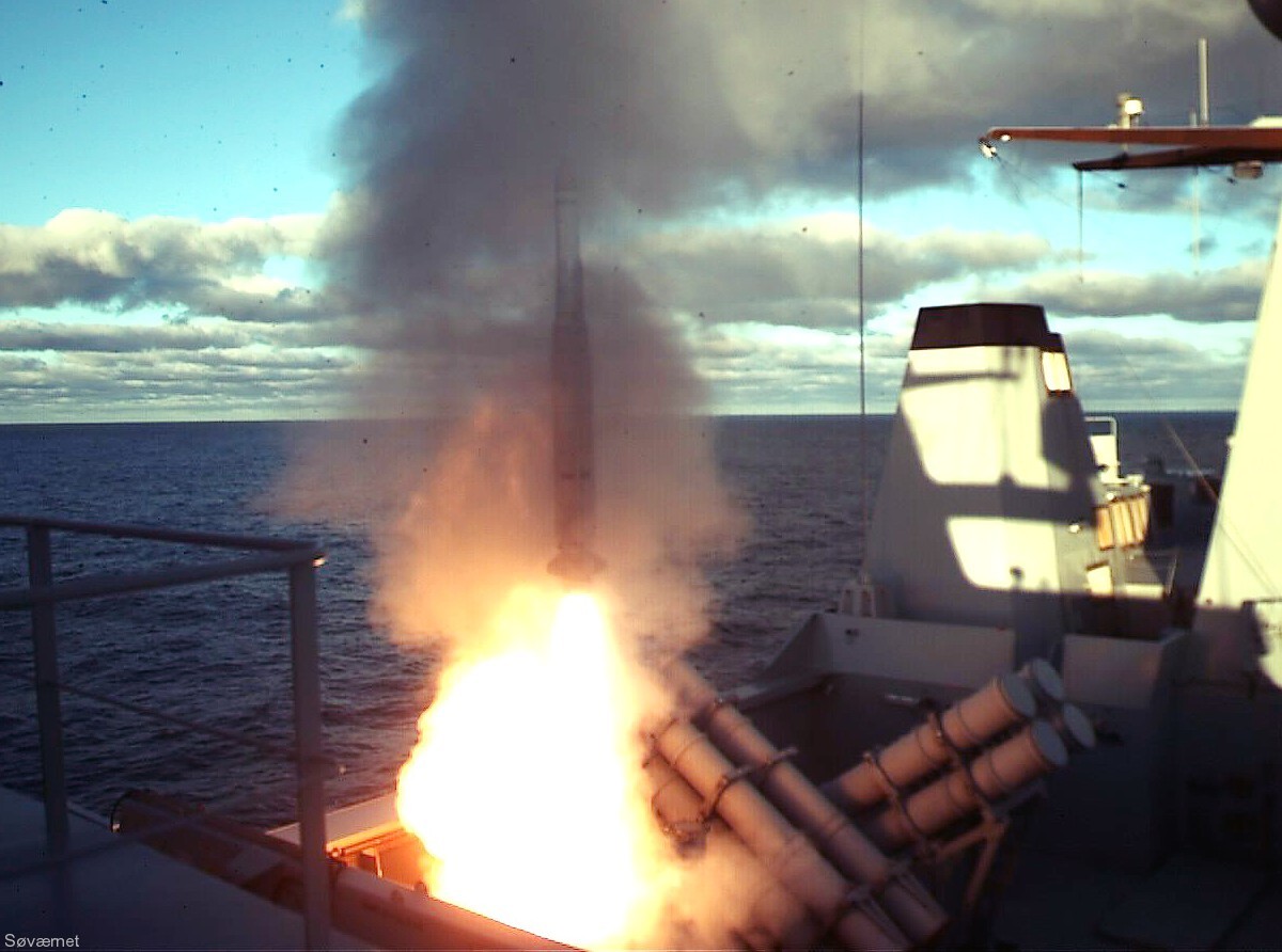 f-342 hdms esbern snare l-17 frigate command support ship royal danish navy 83 rim-162 evolved sea sparrow missile essm sam
