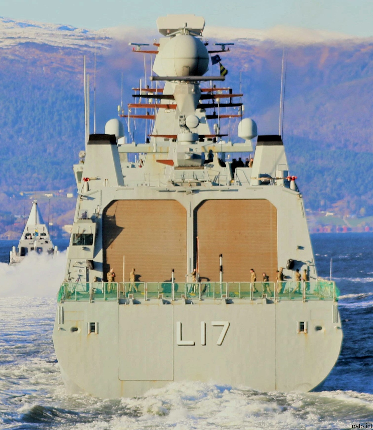 f-342 hdms esbern snare l-17 frigate command support ship royal danish navy 88