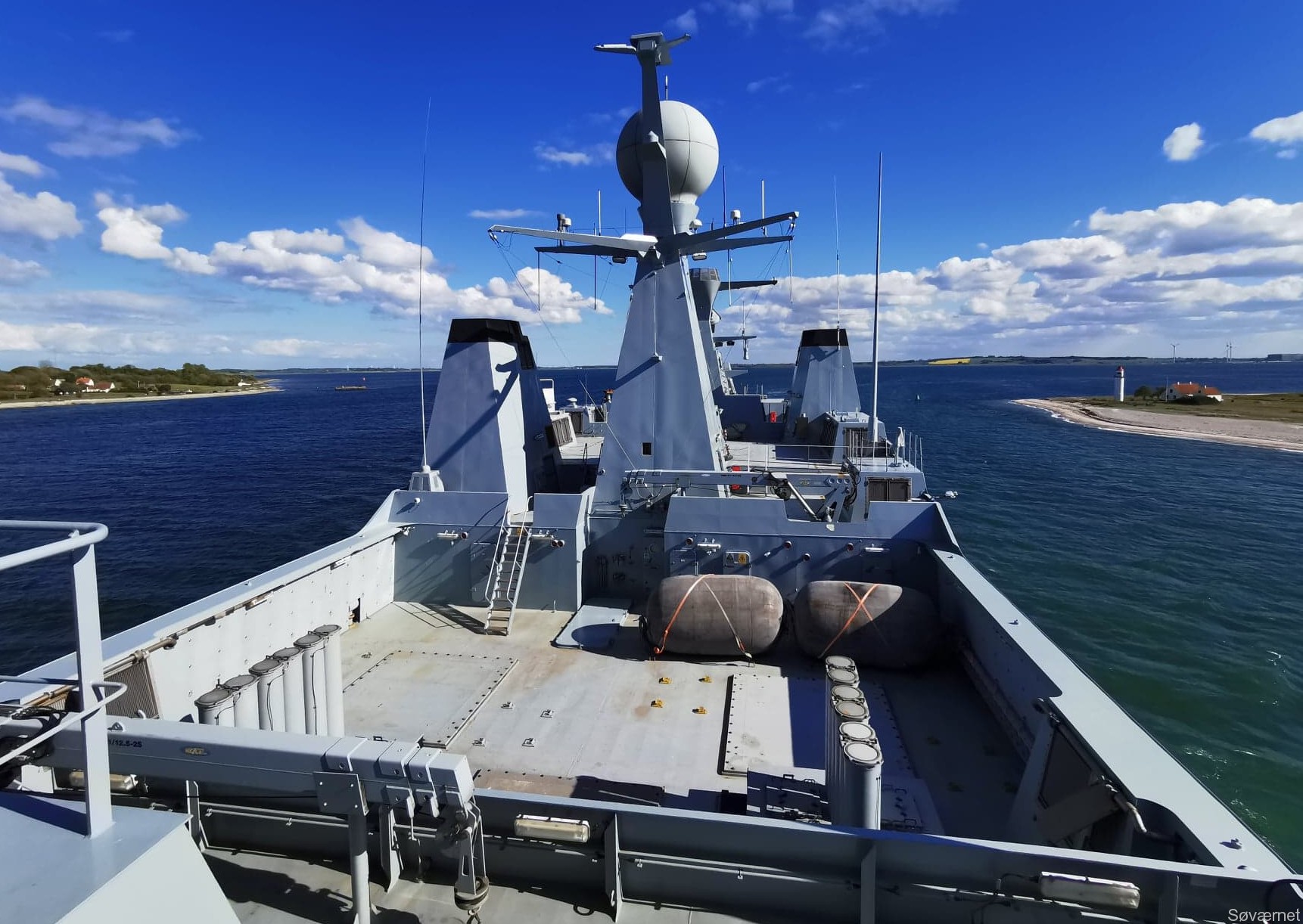 f-342 hdms esbern snare l-17 frigate command support ship royal danish navy 105 stanflex module deck space