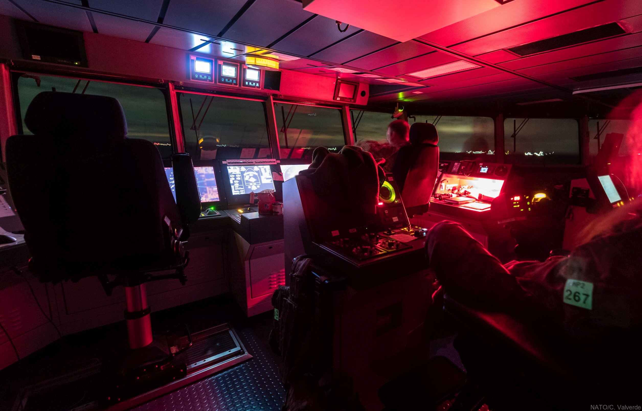 f-342 hdms esbern snare l-17 frigate command support ship royal danish navy 111 bridge night