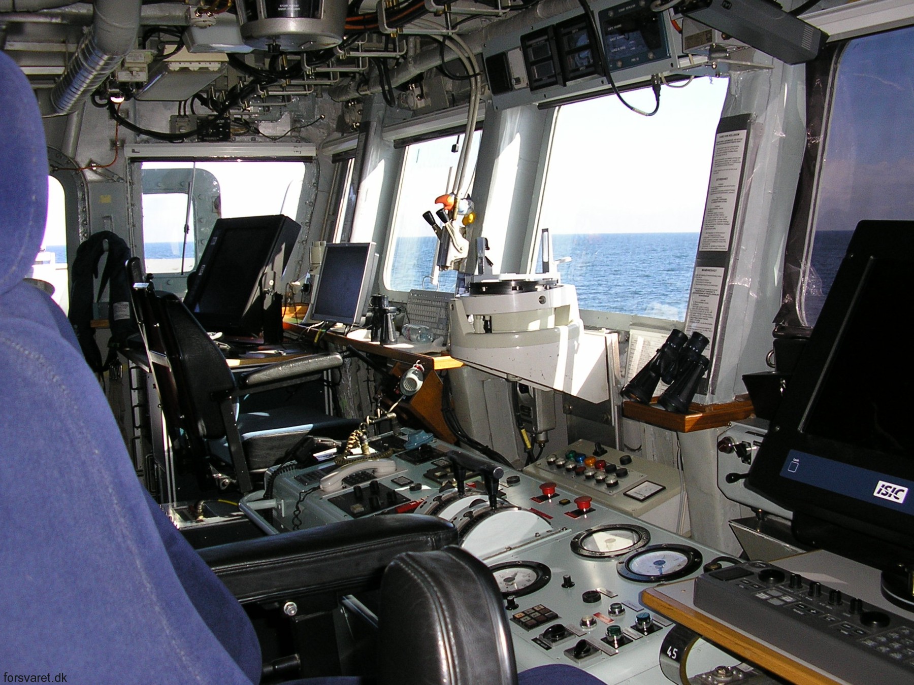 f-354 hdms niels juel class corvette royal danish navy kongelige danske marine kdm 53 bridge helm