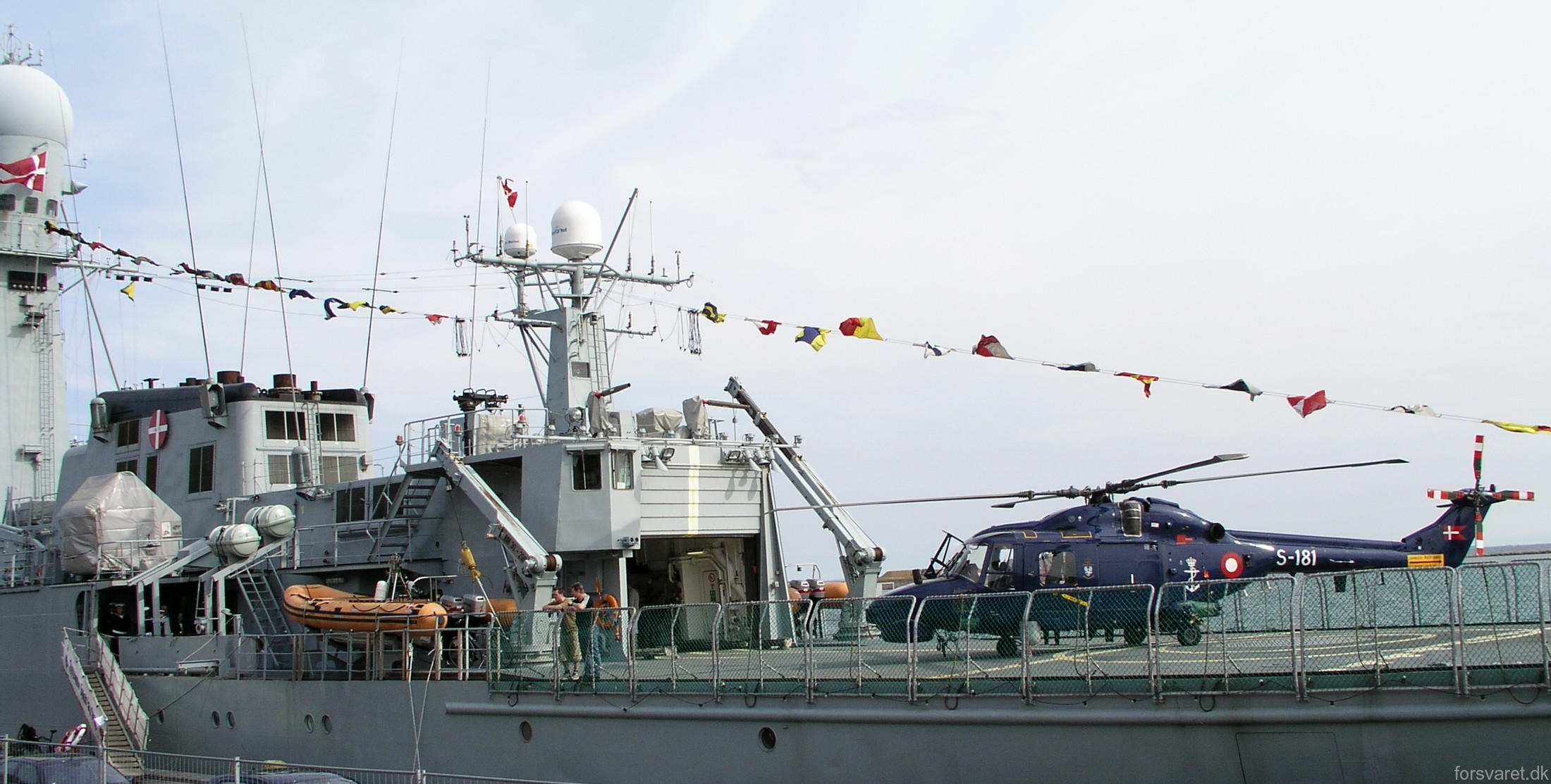 f-357 hdms thetis ocean patrol frigate royal danish navy kongelige danske marine inspektionsskibet 64 lynx helicopter