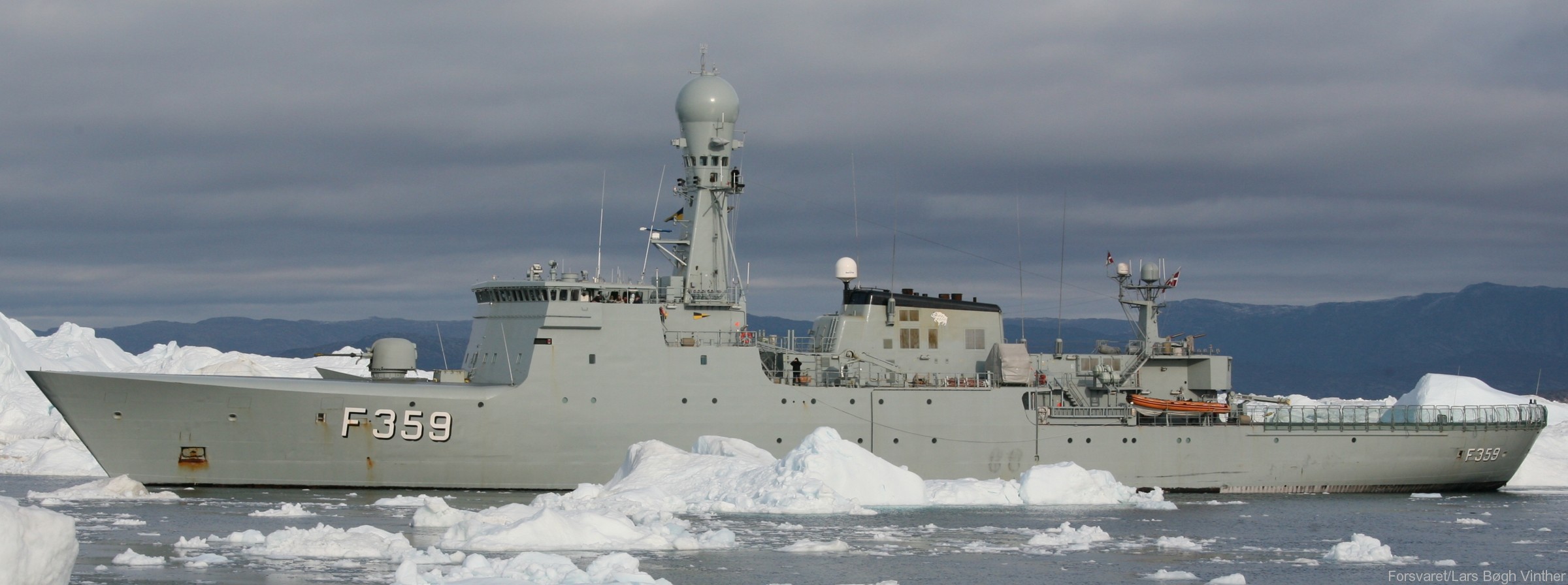 f-359 hdms vaedderen thetis class ocean patrol frigate royal danish navy kongelige danske marine kdm inspektionsskibet 27 arctic ice polar