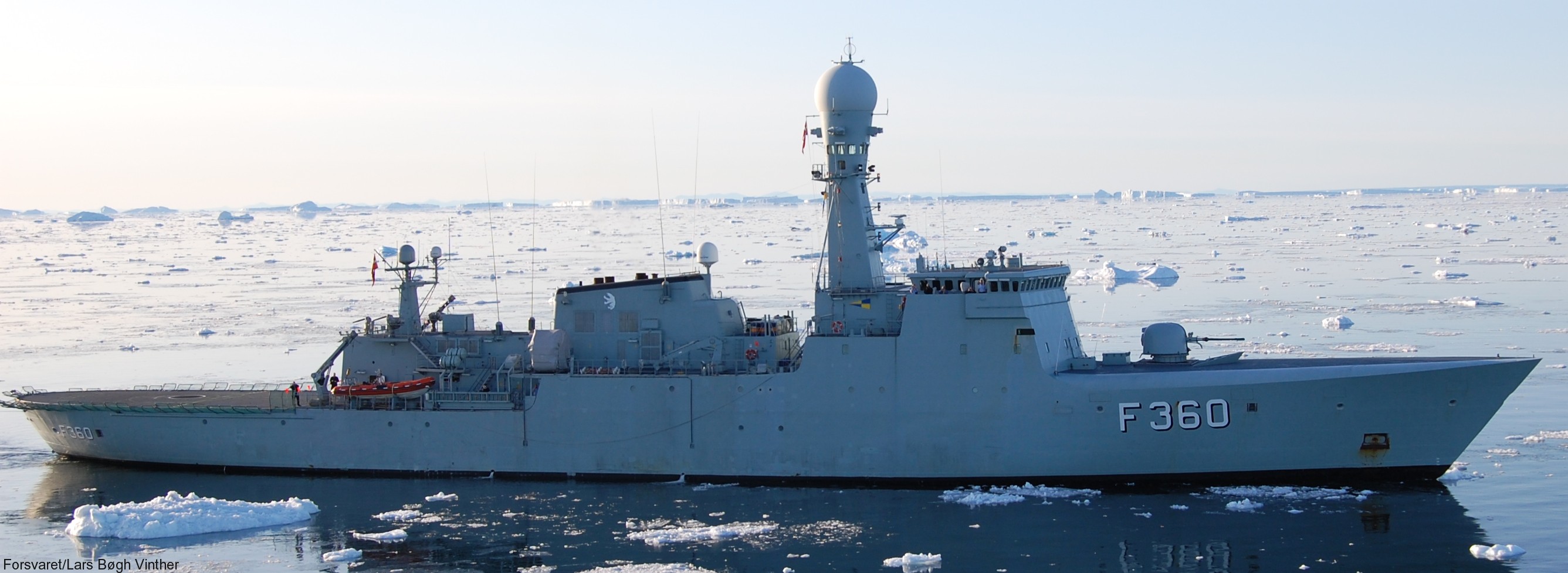 f-360 hdms hvidbjornen thetis class ocean patrol frigate royal danish navy kongelige danske marine kdm inspektionsskibet 24 arctic ice