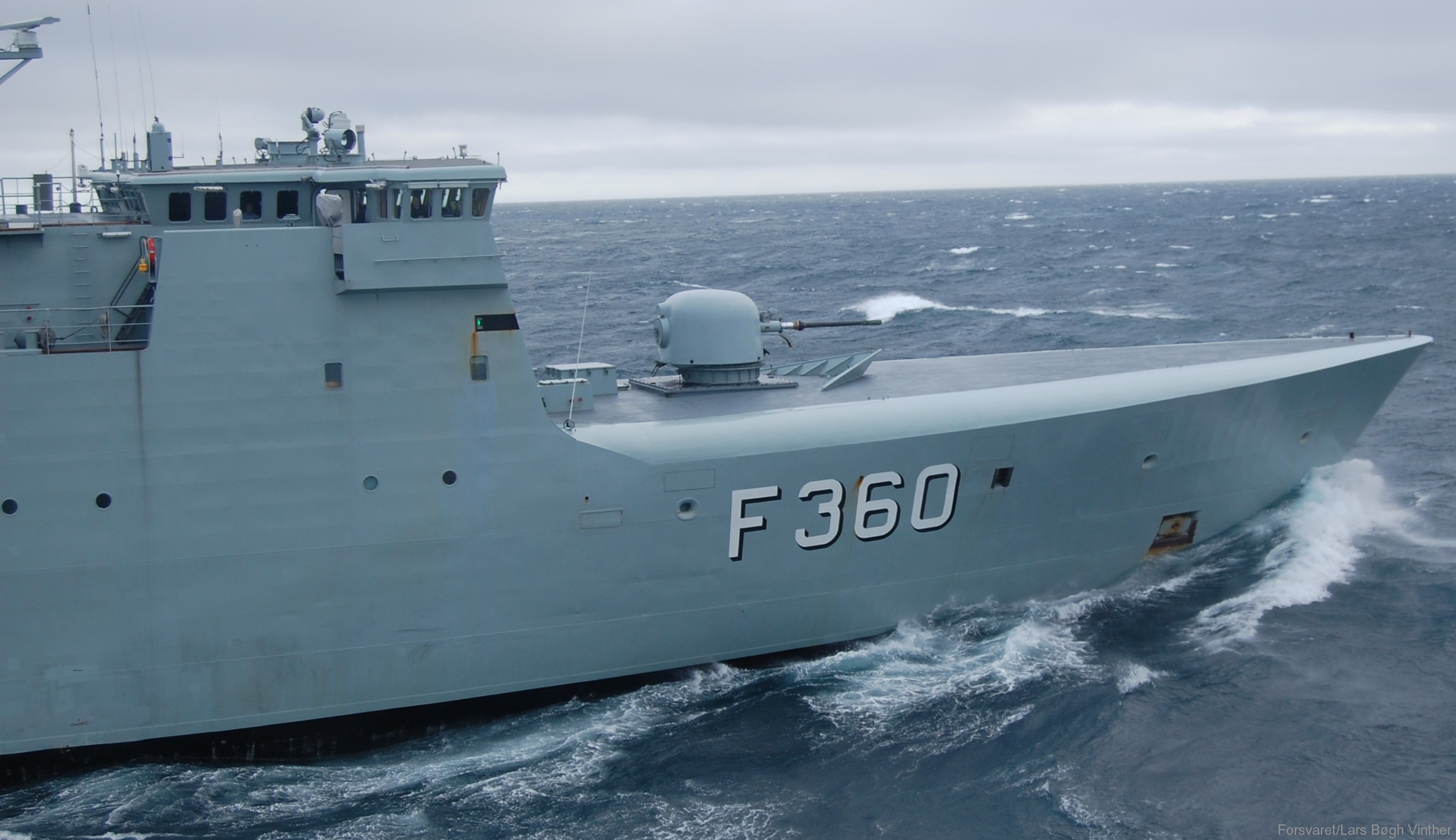 f-360 hdms hvidbjornen thetis class ocean patrol frigate royal danish navy kongelige danske marine kdm inspektionsskibet 29 oto melara 76/62 gun