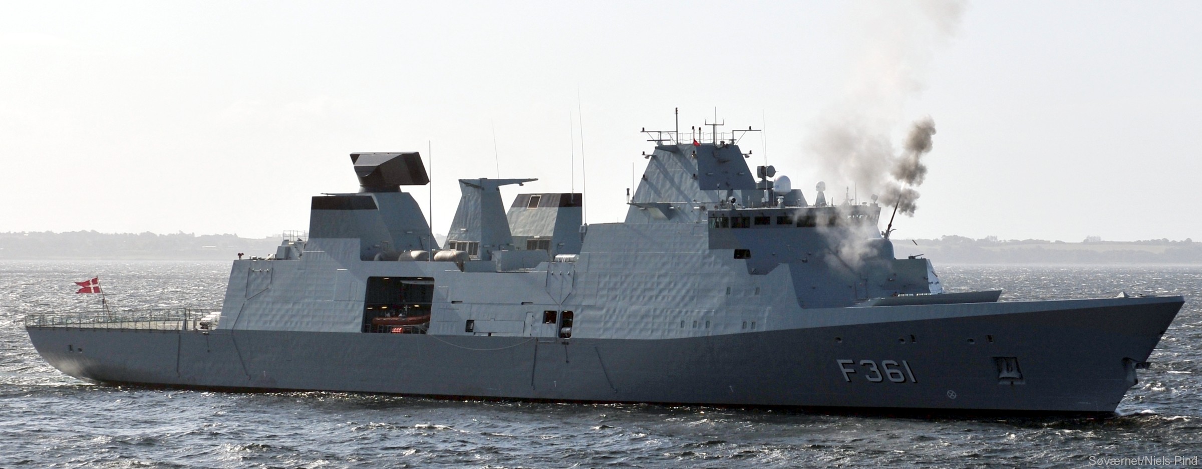 f-361 hdms iver huitfeldt class guided missile frigate ffg royal danish navy 32 oto melara 76/62 gun fire exercise